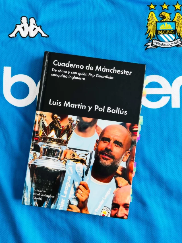 ¿Puede un libro de fútbol ayudarte a entender mejor la vida? ⚽

Yo creo que sí.

Hay libros que llegan en momentos exactos de la vida y se quedan contigo para siempre. Cuaderno de Manchester, es uno de esos libros para mí.

Lo compré en mi primer viaje a España, cuando aún vivía en Irlanda y atravesaba una depresión tremenda. Mi mayor ilusión de ese viaje era recorrer librerías y comprar libros en español. Llegué a la editorial Malpaso —que tenía un espacio precioso en Barcelona— y este fue el primer libro que llamó mi atención. Sí, seguramente mi amor futbolero por el Manchester City de Pep Guardiola tuvo algo que ver 🤭

Y menos mal que lo compré.

Porque mientras el clima irlandés me apagaba un poquito, este libro me ayudó a encontrar algo de luz.

Ahora decidí releerlo tras la noticia del cierre de la etapa de Pep en el City y, honestamente, me gustó todavía más.

Este no es solo un libro de fútbol. Es un libro sobre liderazgo, obsesión, disciplina, renuncias y humanidad. Sobre lo complejo que es construir equipos cuando cada persona carga con su propia historia, heridas y sueños.

Algo que siempre me ha interesado de Pep Guardiola no es solo su fútbol —que también—, sino su forma de pensar. Su intensidad. Su obsesión por mejorar. Sus claroscuros. Porque sí, todos los tenemos.

En el libro aparecen también figuras como Mikel Arteta o Vincent Kompany, y resulta fascinante ver los inicios de personas que hoy admiramos desde lejos.

Y algo que me sigue sorprendiendo: cuánto puede enseñarnos el fútbol sobre nosotros mismos.

Aunque hoy el fútbol moderno me parezca cada vez más negocio, más espectáculo y más vacío, sigo creyendo que hay historias valiosas detrás. Y los libros deportivos son una joya para descubrirlas.

Además, Cuaderno de Manchester tiene algo bellísimo: te hace sentir dentro de la ciudad. Cada capítulo dialoga con canciones, contexto social y momentos históricos. Lo lees y casi puedes escuchar Manchester.

Así que sí… seguimos en ambiente futbolero ⚽

Si alguien tiene alguna recomendación de libro futbolero, se le agradecerá 👇🏽

¡Bonito día! 🫶🏽

#alto_voltaje_emocional #manchestercityfc #pepguardiola #malpaso