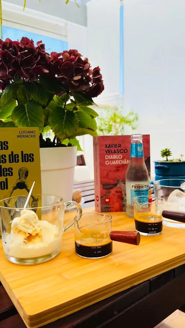 Finde de pecar… pero de los pecados que sí le hacen bien al alma 🤭☕🍦

Tarde perfecta con el maridaje perfecto: librito + cafelito 📚☕

Porque hay placeres chiquitos que de verdad arreglan el día:

☕ Espresso + helado de vainilla = pecado tremendamente deli (sí, confirmé 🤭)

🧊 Espresso tonic = el nivel de frescura que este calorcito pedía

Y entre sorbitos, paginitas y una tarde bonita, solo pensé:
qué ganas de pausar el tiempo tantito cuando la vida se siente así de rica.

Que nunca nos falten estos momentitos simples que nos recuerdan que la vida también se viene a saborear 🫶🏽

Feliz sábado 😘

#alto_voltaje_emocional #libros #coffelover #sotogrande #españa