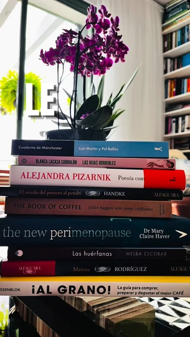 Se va mayo… y vaya mesito 🤭📚

Tuvo sus subidas, bajadas, sacudidas y apapachos, porque así es esta vida con alto voltaje emocional ⚡🫶🏽

Pero entre todo lo bonito, lo cansado, lo retador y lo inesperado, hubo algo que nunca faltó: mis libritos acompañándome. Porque hay libros que llegan justo cuando una más los necesita y otros que nomás vienen a movernos tantito la vida.

Aquí van mis lecturas de mayo 🙌🏽
Las que me abrazaron, me hicieron pensar, me incomodaron o simplemente me hicieron compañía.

Y aunque mayo me dejó un poquito despeinada emocionalmente 🤭, también me dejó muchas páginas bonitas.

Junio… allá vamos.
Ojalá venga con buenos libros, cafelitos ricos y motivos pa’ seguir disfrutando esta vida humana ☕💅🏽

Por un junio muyyyy chulo 😎🙌🏽🤞🏽

#alto_voltaje_emocional #libros #recomiendoleer #booklovers #blogpersonal