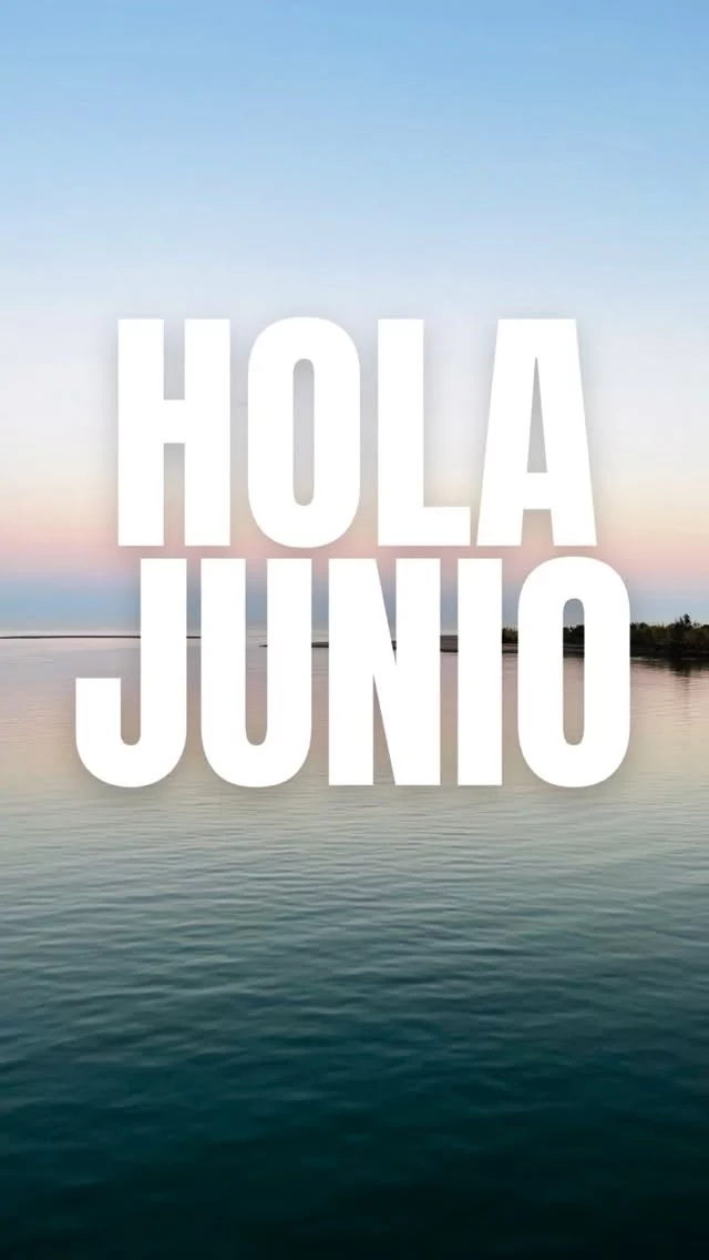 Es que yo sí quiero llorar con atardeceres así 🥹🌙 La belleza me conmueve…

Hola, junio… llegaste guapísimo: con un atardecer de esos que bajan tantito el ruido de la cabeza, con una luna HERMOSA y esa calma que se siente como apapacho.

Hay días en los que la vida, nomás porque sí, se pone bonita y te recuerda que todavía quedan muchas cosas por contemplar, agradecer y sentir.

Ojalá junio venga así:
suavecito, bonito, con paz, buenos libritos y muchos momentos que nos hagan querer quedarnos tantito más en esta vida humana 🫶🏽

Qué mes tan bonito sea para todos. 🤍
.
.
.
#alto_voltaje_emocional #libros #blogpersonal #junio #2026