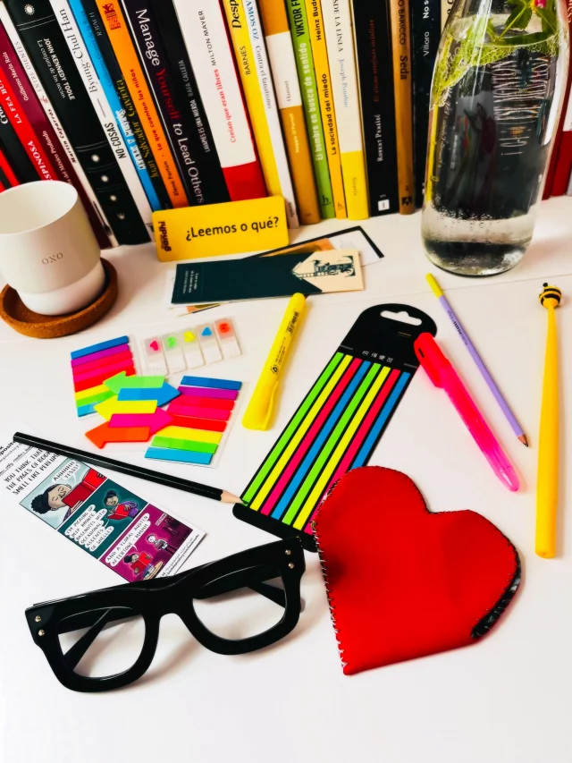 ✍🏽Confesión lectora: para mí, tener libros en casa es una forma muy bonita de decirle a la vida: “sí quiero quedarme un ratito más” 

Ya lo he dicho muchas veces, pero de las cosas que más amo en esta vida está rodearme de libros y construir mi biblioteca poquito a poquito. Para mí, es como una botica del alma: ahí están mis pomaditas para los días buenos, los días raros y los días donde mi cabecita intensa anda haciendo de las suyas 🤭

Y sí, también están las plantas. Porque entre libros y plantitas he encontrado una forma muy bonita de aferrarme a esta vida. (Bueno… y mi humanito también ocupa un lugar MUY importante, pero no lo digamos tan fuerte porque luego se me pone como pavorreal 🤭🦚).

Y como buena señora de rituales, leer siempre viene acompañado de ciertos objetos indispensables:

📖 1. Mis lentes
El cuarto piso ya hizo lo suyo y esta humanita ya no negocia con la letra pequeña 👵🏻🤭

✏️ 2. Un lápiz
Mis libros están mega grafiteados. Hay “WTF”, “OMG”, “nooooo”, “investigar”, caritas felices, tristes y hasta reclamos al autor. Soy una vándala… pero con amor 🤭

🌈 3. Post-its de colores
Mis libros parecen arcoíris, pero cada color tiene su misión. Así encuentro ideas, frases o traumas existenciales rápidamente 😌

🔖 4. Separadores
Tengo demasiados. Sí, me declaro acumuladora oficial de marcapáginas. No necesito más… pero claramente quiero más 🤭

☕ 5. Cafelito, tesito o, mínimo, agüita
Mi cerebrín necesita hidratación para funcionar y sobrevivir a tanto parloteo mental.

Y hay dos cositas más que siempre me acompañan cuando leo… pero esas las dejo para otro chismecito porque son mi mega truco para recordar mejor lo que leo 👀📚

Compartan los objetos lectores. Soy muy curiosa con esas pequeñas manías lectoras 🤭

Bonita mitad de semana 🫶🏽
.
.

#alto_voltaje_emocional #libros #blogpersonal #objetosúnicos #rituales