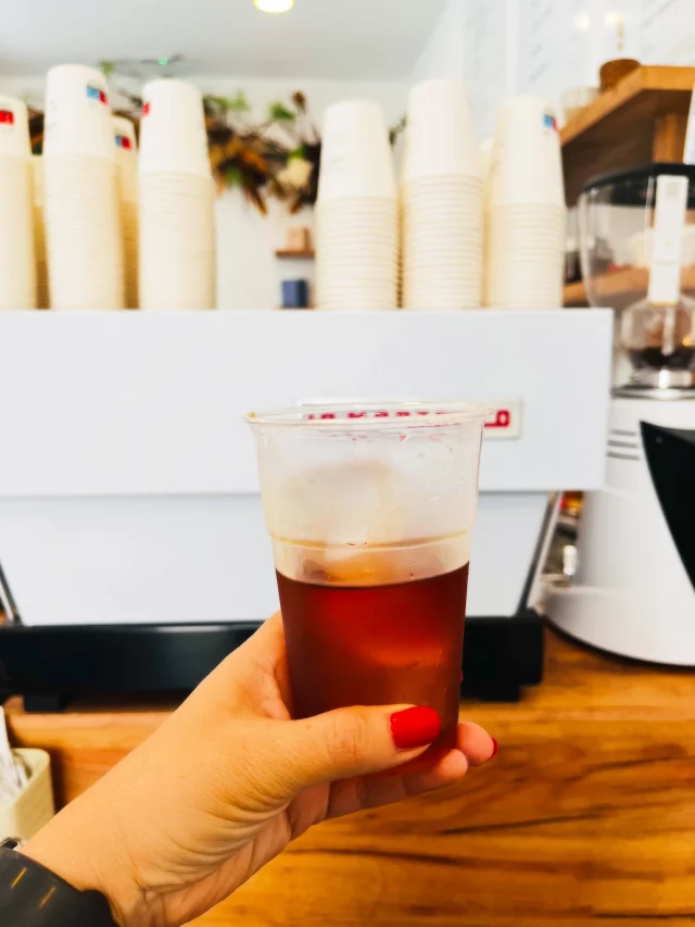 Semanas así… sí se agradecen muchísimo 🤭🫶🏽

Esta fue de esas semanas y findes con un poquito de todo, de esos que te dejan el corazoncito contento.

1. Cafelito, obvio ☕
Probamos una cafetería nueva en Cádiz y el café estaba mega deli. Peeero (porque siempre hay peros jiji): me lo sirvieron en vaso de plástico y no había dónde sentarse a disfrutarlo. Y perdón, pero yo soy muy señora para estas cosas 🤭. Yo no puedo ir caminando con el café como si nada; yo necesito mi mesita, mi sillita y mi momento de contemplación.

2. Cádiz y Jerez de la Frontera 🫶🏽
Qué cosa tan chula volver por ahí. Calles bonitas, comida deli y ese ritmo sureño que siempre me pone de buenas.

3. Teatro 🎭
Fuimos a ver una obra que me MEGA encantó, pero esa merece post aparte porque necesito procesar todo lo que me hizo sentir.

4. Mundial y contradicciones futboleras ⚽
La verdad sí disfruté el inicio del Mundial. Mi selección mexicana trae estadísticas medio lamentables (hay que decir la verdad 🤭), así que una aprende a disfrutar las pequeñas alegrías futboleras cuando aparecen. Y, como buena intensa, ya ando leyendo toda la radiografía social, política y humana que un Mundial siempre deja.

5. Una noticia triste 🎨
Murió uno de mis pintores favoritos. Y aunque no soy partidaria de extender la vida a cualquier costo, sí pienso que cuando alguien disfruta tanto estar vivo, da mucha nostalgia despedirse de su mirada del mundo.

6. Y lo más bonito de esta semana: mis mujeres 💛
Tengo un grupo precioso de WhatsApp donde puedo ser yo, sin filtros ni miedos. Reflexionamos, nos reímos, nos acompañamos y ahora hasta hicimos pacto de mover el cuerpecito 🤭. Y qué bonito es encontrar espacios así en esta vida adulta, donde una puede sentirse sostenida.

Gracias por esta semanita, con sus cosas bonitas, sus pensamientos intensos y sus pequeños recordatorios de que la vida también sabe apapachar.

Bonita semana 🫶🏽
.
.


#alto_voltaje_emocional #blogpersonal #españa #jerezdelafrontera #cádiz