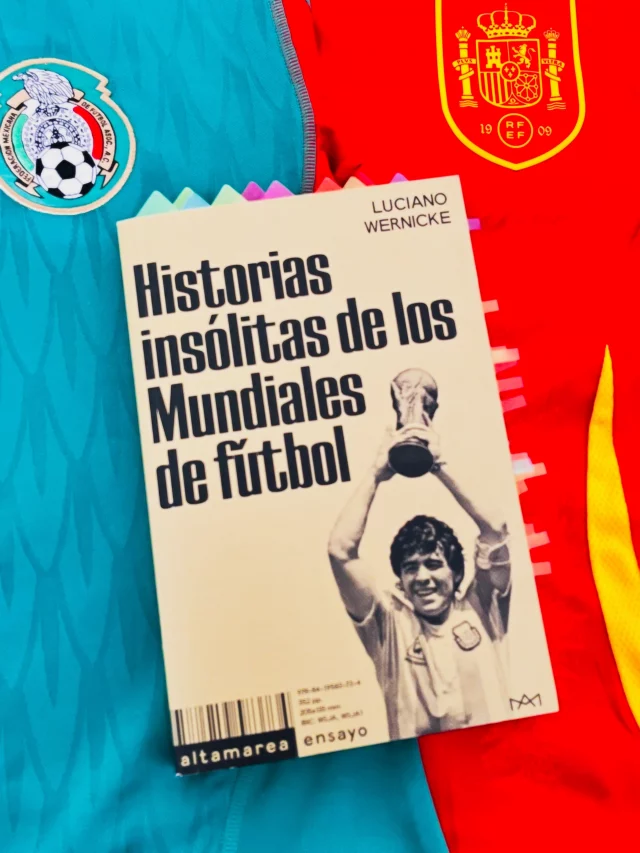 El Mundial no solo se ve… también se debe leer ⚽📚

Hoy arranca el Mundial y yo sigo con sentimientos encontrados.

Sí, me emociona. Muchísimo. Pero también me pesa.

Me da tristeza ver la cantidad de dinero desperdiciado en México por decisiones políticas alrededor de este Mundial. Y, además, esta vez tengo poquita esperanza con la Selección Mexicana (perdón 😅).

Pero aun con todo eso, sigo creyendo que un Mundial sirve para mucho más que ver partidos.

Es una radiografía brutal de lo que somos como humanidad.

Ahí está todo: política, geopolítica, desigualdad, identidad, rivalidades históricas, corrupción, esperanza y muchísima emoción colectiva.

Porque si algo hace bien el fútbol, es mostrarnos quiénes somos.

Por eso amo leer sobre fútbol 📚⚽

Estos días terminé Historias insólitas de los Mundiales de fútbol, de Luciano Wernicke, y qué gozadera de libro.

Está lleno de anécdotas tan curiosas como inverosímiles y me recordó algo: el Mundial también se puede leer.

Desde el primer Mundial en Uruguay, en 1930, hasta hoy, el fútbol ha cambiado junto con nosotros: los cuerpos, la alimentación, las rivalidades entre países, la política y hasta las supersticiones.

Sí, también hay corrupción, trampas y cosas que dan coraje. Pero también aparecen historias profundamente humanas que, en tiempos medio raros, todavía me recuerdan que hay belleza en este deporte.

Así que mi invitación es esta: no solo vean el Mundial… también léanlo.

Hay libros futboleros verdaderamente preciosos.

P. D. Mis camisetas ya están listas para apoyar a mis dos selecciones 🤭⚽ (y hay otra que me roba el corazón, pero ese chismecito luego se lo cuento.)

.
.
#alto_voltaje_emocional #worldcup #futbol #libros #bookstagram