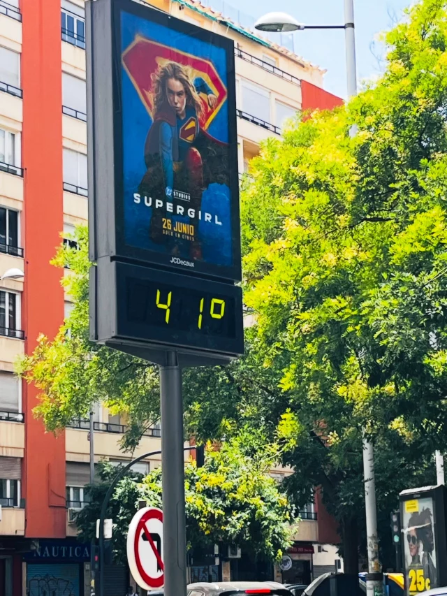 Pfff... el verano decidió llegar con toda su intensidad y yo ya soy un chicharrón con patas. 😂☀️

Lo que estaba planeado para ser un gran paseo por Granada terminó convirtiéndose en una búsqueda profesional de sombras. Porque el calor está tan intenso como yo, y la verdad no podemos ser dos intensos al mismo tiempo. 🤭

Aun así, fue un día muy bonito: tocó recorrer algunas cafeterías, aunque esta vez el cafelito tuvo que ser bien frío porque el cuerpo no estaba para experimentos. ☕🧊

También hubo paseo librero, algunas compritas que claramente no pude resistir 📚, y esos momentos de pausa que tanto disfruto para leer unas cuantas páginas mientras el mundo sigue corriendo.

Granada sigue pareciéndome uno de los lugares más bonitos de España. Tiene algo que siempre me invita a volver. Eso sí, creo que la disfruto un poquito más cuando el termómetro no quiere derretirme. 😅

Pero bueno, misión cumplida: hubo paseo, libros, lectura y algo de cafelito. Y con eso, este corazón lector ya se da por bien servido. 🫶🏽
.
.

#alto_voltaje_emocional #granada #coffelover #bookstagram #blogpersonal