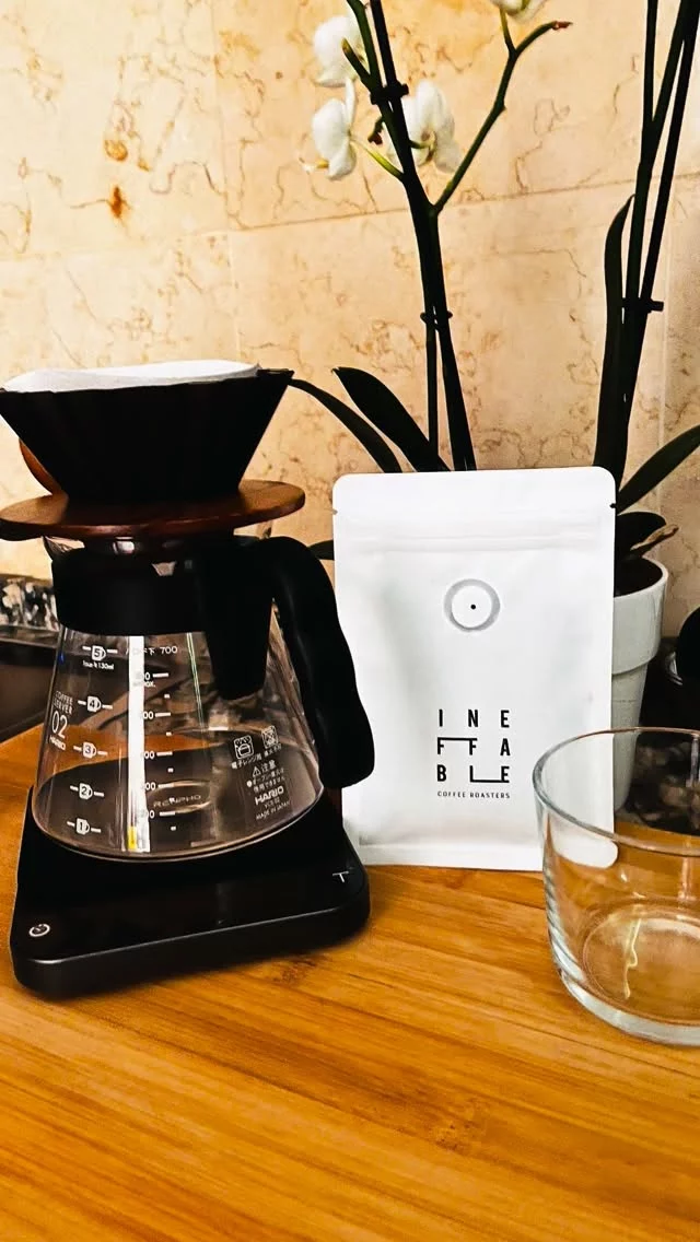 Hay cafés que te gustan… y hay cafés que te vuelan la cabeza. ☕🤯

La semana pasada nos regalaron este cafecito de Ineffable Coffee Roasters y, sinceramente, ya entró a nuestro top 3 de los mejores cafés que hemos probado.

Es un Gesha de Colombia y ha sido una auténtica experiencia prepararlo en nuestra Origami. Nunca imaginé percibir tan claramente notas de lavanda, agua de rosas y limoncillo. 🌿🌸🍋

Lo que más me fascina del café de especialidad es justo eso: cómo un aroma, un sabor o una textura pueden despertar todos los sentidos y convertir una simple taza de café en algo memorable.

Y este café tiene un valor añadido: nos lo regaló una personita muy especial, mi compi de spinning. 🫶🏽 De esas personas que da gusto tener al lado porque siempre suman buena energía y hacen que la clase se ponga más divertida, incluso cuando ya sientes que las piernas no dan para más. 😂🚴‍♀️

Así que este cafecito sabe a muchas cosas bonitas: a lavanda, a rosas, a limoncillo… y también a amistad.🥰

¡Feliz sábado!

.
.
#alto_voltaje_emocional #coffeelover #ineffablecoffee #cafedeespecialidad #españa
