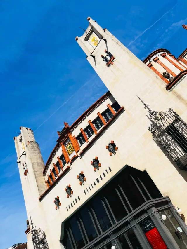 Hay experiencias que te recuerdan por qué vale la pena salir de casa. 🎭

El finde pasado tocó teatro, una de esas cosas que quiero regalarme más este año: conocer nuevas obras, descubrir teatros de distintas ciudades y dejarme sorprender.

Esta vez fue Tootsie y, la verdad, fue una auténtica gozada.

La obra está basada en la película de 1982 y nos cuenta la historia de un actor que, después de acumular rechazos y no conseguir trabajo, decide hacerse pasar por mujer para obtener un papel. Lo que sigue es una comedia divertidísima, pero también una historia que invita a reflexionar sobre la identidad, las relaciones humanas y la forma en que vemos a los demás.

Y si algo me dejó maravillada fue el trabajo de los actores. 
Tengo una admiración enorme por quienes hacen teatro musical. Cantar, actuar, bailar, cambiar de registro emocional en segundos y lograr que todo parezca natural me parece un talento extraordinario.

Mención especial para el actor principal, que interpreta dos personajes y lo hace de una forma tan convincente que terminas olvidando el enorme trabajo que hay detrás. 
Y eso, creo, es una de las mayores virtudes del teatro: hacer que lo difícil parezca sencillo.

También disfruté muchísimo la rapidez de los cambios de escenografía, el vestuario, la música y esa energía que solo existe cuando hay personas creando algo en vivo, delante de ti.

Salí del teatro sonriendo y pensando, una vez más, qué fortuna es poder vivir experiencias así.

Yo me lo pasé increíble. 🫶🏽
.
.
#alto_voltaje_emocional #tootsie #teatro #blogpersonal #jerezdelafrontera
