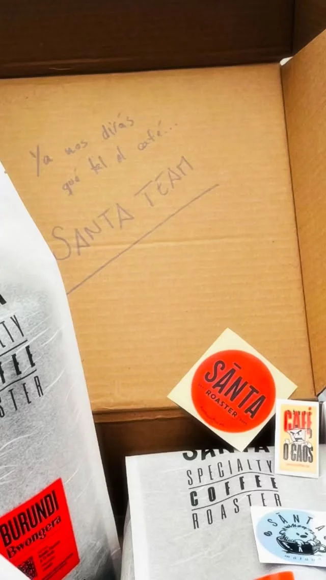 Ayer llegó un paquetito que nos hizo MUY felices 🤭☕📦

Oficialmente: vitamina C del verano = C de cafelito 😌☀️

Y algo que amo muchísimo: los detalles bonitos en una compra. Porque no solo llegó el café; llegó también esa sensación de que alguien preparó el pedido con cariño 🫶🏽

Nos mandaron una bolsita extra de regalo y unas pegatinas mega chulas, y la verdad esos detallitos sí alegran el día.

Ahora sí, estamos listos para el ritual cafetero del verano 🤭
☕ Cold brew para el calorcito.
☕ Filtradito para disfrutar despacito.
☕ Espresso para sobrevivir a la vida adulta 😂

Qué chulo es este mundo cafetero 🙌🏽☕

Listos pal disfrute ☕️👀🤤

.
.
#alto_voltaje_emocional #coffelovers #santacoffeeroaster #málaga #blogpersonal