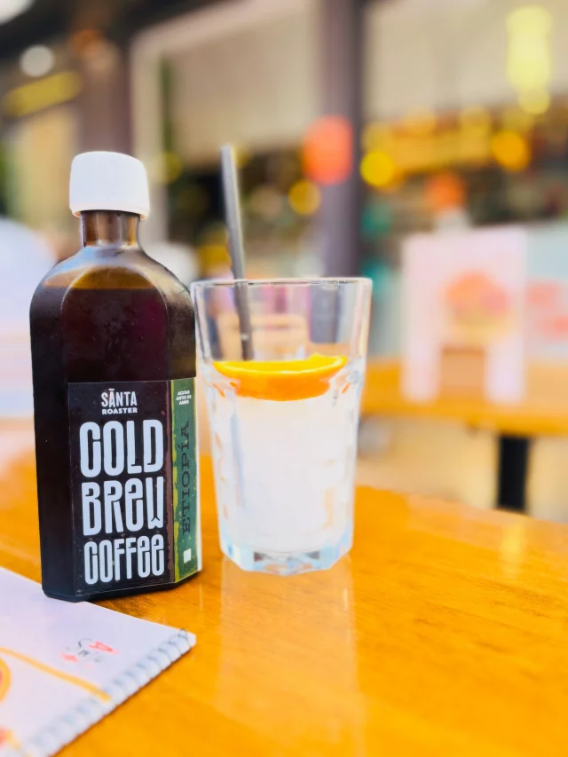 Ayer fue uno de esos días que reúnen varias de mis cosas favoritas: una caminata por el centro de Málaga, un cold brew bien fresquito y una tarde de teatro. ☕🎭

Esta vez tocó ver La malquerida, de Jacinto Benavente, en el Teatro Soho de Málaga.

La obra, un clásico del teatro español, nos lleva a un intenso drama familiar lleno de secretos, pasiones y conflictos. Tenía muchísimas ganas de verla y, la verdad, me encantó. Las interpretaciones fueron espectaculares.

Pero hoy no vengo solo a hablar de lo bonito.

A veces parece que en Instagram solo compartimos experiencias perfectas, y la verdad es que ayer salí del teatro con sentimientos encontrados.

Cada vez escucho más críticas hacia los jóvenes y las pantallas, pero ayer pensé que los adultos tampoco estamos tan lejos de esa realidad. Antes de empezar la función nos pidieron apagar los móviles y, aun así, sonaron varios teléfonos. También vi pantallas encenderse constantemente, personas revisando mensajes, conversaciones en voz baja y hasta el ruido de envoltorios durante la obra.

Y me quedé pensando en algo: ¿nos estamos volviendo incapaces de desconectar durante dos horas?

Porque el teatro es una de las pocas experiencias que todavía nos invita a estar presentes. A escuchar. A mirar. A dejarnos llevar por una historia sin interrupciones.

Lo dejo por aquí como reflexión y también como recordatorio para mí misma. Ojalá nunca llegue el día en que una pantalla me impida disfrutar de algo tan bonito como una obra de teatro.

Así la vida con alto voltaje emocional. 🫶🏽
.
.
#alto_voltaje_emocional #teatro #coffelover #málaga #españa