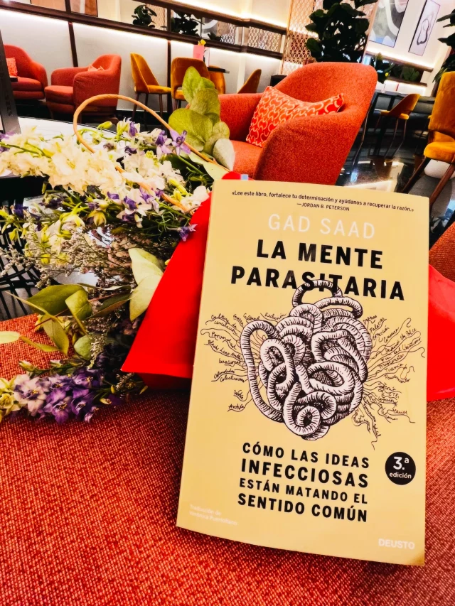 Hay libros que te acompañan y hay libros que te llevan la contraria. Este fue de los segundos. 🤭📚

Este fue otro de mis compañeros de viaje. Me ha llevado casi un mes terminarlo y, precisamente por eso, decidí traerlo conmigo hasta el final.

La mente parasitaria, de Gad Saad, llegó a mis manos por una razón muy concreta: estoy intentando leer más libros que cuestionen mis creencias, me ayuden a detectar mis puntos ciegos y me saquen de mi zona de confort intelectual.

Cuando una vive con el alto voltaje emocional que yo traigo de serie, también corre el riesgo de aferrarse demasiado a ciertas ideas. Así que me he propuesto leer autores que, de entrada, quizá no elegiría por afinidad o que representan perspectivas muy distintas a las mías.

Y vaya si este libro cumplió su misión.

He tardado en leerlo porque ha sido una conversación constante en mi cabeza. Me he peleado varias veces con el autor —que ni me conoce—, le he discutido párrafos enteros y también le he dado la razón en algunas cosas. 🤭

Gad Saad cuestiona muchas ideas que dominan el debate público actual: ciertos movimientos políticos, algunas corrientes del feminismo, dinámicas universitarias y la tensión entre la evidencia científica y las narrativas ideológicas. Y aunque no comparto todas sus conclusiones, sí agradezco el ejercicio de poner mis ideas bajo la lupa.

Muchas de sus reflexiones me incomodaron, me hicieron enojar y también me obligaron a detenerme a observarme. Y eso, para mí, ya vale mucho.

Ahora necesito distancia. Ya terminé el libro, ya empezó el debate interno, pero toca dejar reposar las ideas para ver cuáles permanecen.

Si algo me llevo de esta lectura es la importancia de no perder la curiosidad intelectual ni la capacidad de cuestionarnos a nosotros mismos. En tiempos donde abundan las opiniones rápidas, detenerse a pensar sigue siendo un acto bastante revolucionario.

Un libro que, como mínimo, invita al debate🤔.

#alto_voltaje_emocional #libros #bookstagram #recomiendoleer #deusto