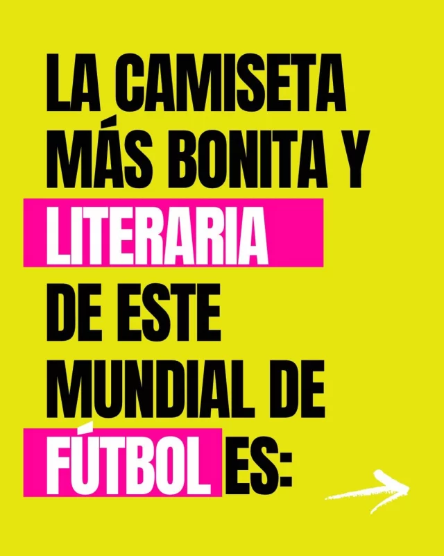 Confesión futbolera: para mí, esta es la camiseta más bonita del Mundial. 📚⚽🇪🇸

Entre todas las camisetas que veremos este Mundial, hay una que me robó el corazón por una razón muy particular: la nueva camiseta blanca de la Selección Española.

Según Adidas, su diseño está inspirado en la riqueza cultural de España, y muchas personas han señalado que sus gráficos recuerdan páginas abiertas, manuscritos y elementos vinculados al patrimonio literario del país. Y claro... a una lectora futbolera como yo, eso ya me tenía ganada. 🤭

Tal vez por eso me gusta tanto. Porque reúne dos de las cosas que más disfruto en esta vida: los libros y el fútbol.

Me encanta cuando el fútbol sale del césped y se cruza con otras pasiones. Porque el fútbol también cuenta historias. Y los libros, al final, hablan de lo mismo: de sueños, derrotas, esfuerzo, identidad y de esas ganas tan humanas de seguir jugando el partido, incluso cuando vamos perdiendo.

Así que sí, mientras medio mundo analiza tácticas, convocatorias y favoritos, yo aquí estoy, admirando una camiseta que me recuerda a los libros. 🤭📖⚽

🫶🏽 Bonito día. Y ojalá hoy España estrene esta camiseta tan chula con una victoria.

(Y sí, hay otras camisetas del Mundial con referencias culturales muy interesantes, pero de momento esta sigue siendo mi favorita).
.
.
#alto_voltaje_emocional #mundial2026 #españa #recomiendoleer #bookstagram