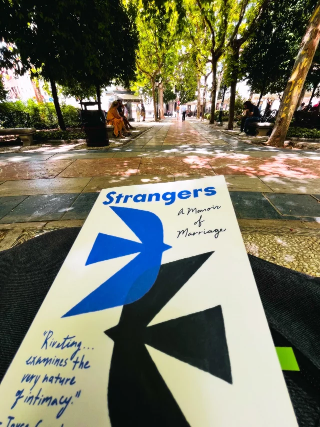 ¿Alguna vez has terminado un libro y has necesitado quedarte en silencio un rato?

Eso me pasó con Strangers, de Belle Burden.

Confieso que llegué a este libro por puro morbo. 🤭 Lo veía aparecer una y otra vez en clubes de lectura, recomendaciones y conversaciones. Y caí en mi propia trampa: leer lo que todo el mundo estaba leyendo.

Y ahora necesito tiempo para digerirlo.

Strangers es una memoria en la que Belle cuenta cómo, en pleno confinamiento por la pandemia, recibió un mensaje que le reveló que su esposo le era infiel. La vida la noqueó sin previo aviso.

Pero lo que más me sacudió no fue la infidelidad.

Fue el tema del dinero.

Belle es una mujer culta, preparada y proveniente de una familia muy privilegiada. Sin embargo, durante años dejó que su marido controlara por completo las finanzas familiares. Cuando llegó la separación, descubrió que no solo enfrentaba una ruptura emocional, sino también una enorme vulnerabilidad económica.

Ese tema me pareció fascinante e incómodo a la vez. Porque obliga a preguntarnos cuánto sabemos realmente de nuestra situación financiera y cuánto poder estamos dispuestos a ceder dentro de una relación.

Además, el libro abre otras conversaciones interesantes: el divorcio, la identidad después de una ruptura, los privilegios y el derecho a contar nuestra propia historia.

Terminé la lectura con más preguntas que respuestas y con sentimientos encontrados.

Porque hay libros que entretienen y hay libros que te obligan a sentarte un rato con tus contradicciones. Strangers pertenece a esta última categoría.

No sé todavía qué lugar ocupará en mi memoria lectora, pero sí sé algo: no me dejó indiferente.

Y eso siempre se agradece. 📚🫶🏽

Si alguien ya lo leyó, se agradecen perspectivas. 🤗

#alto_voltaje_emocional #bookstagrammer #libros #recomiendoleer #2026
