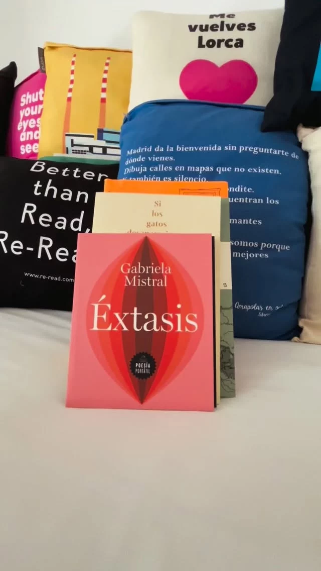 Aquí las inversiones de junio. 📚🤭

🤭 Prometí que este mes me controlaría un poquito... claramente no salió como esperaba. Pero qué felicidad recibir estos nuevos libros en casa.

Algunos llevaban meses en mi lista de pendientes y otros fueron amor a primera vista en la librería. Lo mejor es que varios de ellos serán leídos muy prontito. 📖

Amo ver crecer mi biblioteca personal. Hay quien invierte en bolsos, zapatos o tecnología; yo invierto en historias, ideas y conversaciones futuras conmigo misma.

Y sí, este sigue siendo uno de mis vicios favoritos. 🤭📚

¿Cuál de estos libros leerían primero?

🫶🏽 Bonito domingo.

#alto_voltaje_emocional #libros #bookstagram #recomiendoleer #blogpersonal