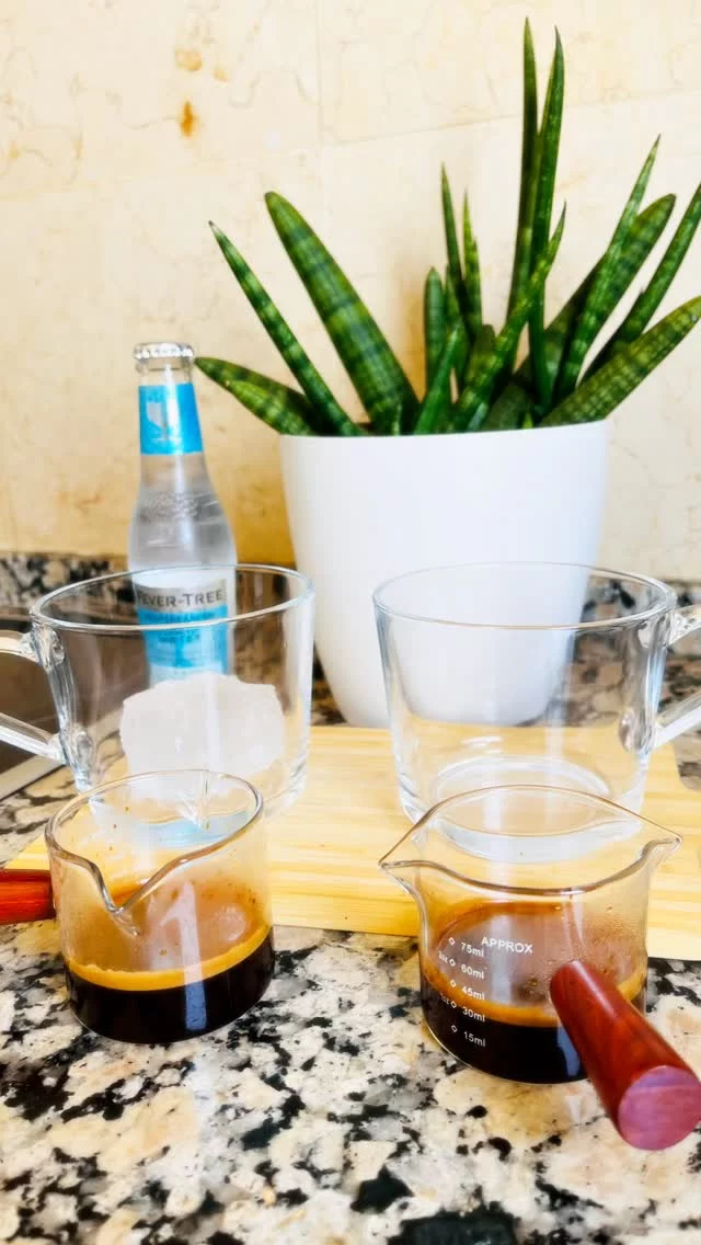 Con este calorón descubrí uno de los grandes placeres del verano: un Espresso Tonic. ☕🧊 
Jamás imaginé que el café pudiera ser tan refrescante.
Fresquito, con ese toque cítrico y amarguito… una auténtica delicia. 🤤

¡Que viva el verano, el buen café y esos pequeños rituales que nos alegran el día! 🫶🏽

#alto_voltaje_emocional #coffelover #blogpersonal #coffee #2026