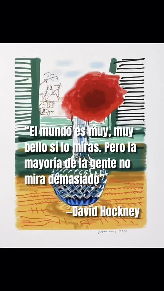 Hay artistas que no solo pintan cuadros; también cambian la forma en la que miramos el mundo. 🎨💙

Eso me pasó con David Hockney.

La primera vez que vi una de sus pinturas sentí algo muy raro: alegría. Como si el color también pudiera ser un lugar donde descansar.

Desde entonces se convirtió en mi pintor favorito. Me encanta volver a sus libros, perderme en sus paisajes, en sus piscinas, en sus flores y en esa forma tan luminosa de mirar la vida.

Hoy, 9 de julio, lo recuerdo con muchísimo cariño. Hace apenas unas semanas nos dejó, pero su obra sigue haciendo lo que mejor sabía hacer: recordarnos que detenerse a mirar también puede ser una forma de felicidad.

Qué fortuna que existan artistas capaces de regalarnos esa sensación.

¡Gracias por tanto, David Hockney! 🫶🏽🎨
.
.
.
#alto_voltaje_emocional #davidhockney #bookstagram #pintura #2026