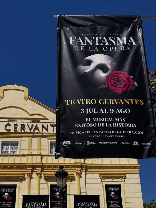 En menos de 48 horas pasé del teatro... al drama futbolero. 😂😭

Este finde tocó montaña rusa de emociones.

Primero, teatro. Fuimos al Teatro Cervantes de Málaga, uno de esos lugares en los que siempre disfruto estar. Y, como toda buena salida, hubo parada obligatoria para un heladito: yo, de manzana 🍏; mi humanito, fiel a su granizado de café con helado de chocolate. 🤭

Después llegó El fantasma de la ópera. Era la tercera vez que veía este musical. La primera fue de niña y todavía recuerdo el impacto que me dejó. Años después lo vimos en Londres y ahora tocó disfrutarlo en español.

No deja de sorprenderme la capacidad del teatro musical para contar una historia: actores que cantan en directo, una orquesta, cambios de escenografía en segundos y una puesta en escena que consigue que olvides, por un rato, el mundo de afuera.

Dato curioso: El fantasma de la ópera es el musical más longevo de la historia del West End de Londres y fue también el espectáculo de mayor duración en Broadway, donde permaneció en cartel durante 35 años.
Hasta ahí todo era felicidad.

Después llegó el fútbol… y mi Selección Mexicana perdió contra Inglaterra. Y sí, lloré. Hacía muchos años que una derrota no me dolía tanto.

Lo curioso es que empecé este Mundial sin demasiada fe. Pero ver a todo un país volver a ilusionarse hizo que yo también lo hiciera.

Así es el fútbol: a veces te rompe el corazón y, aun así, siempre encuentras motivos para volver.

Lo bonito de la vida migrante es que el corazón aprende a hacer espacio para más de una camiseta. 🤍🇪🇸🇲🇽 Así que hoy toca apoyar a España.

Que tengan un bonito inicio de semana. 🫶🏽
.
.
.
#alto_voltaje_emocional #teatrocervantes #elfantasmadelaópera #málaga #méxico