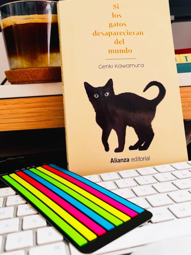Confesión lectora: a veces un libro tiene todo para gustarme… y, aun así, no conectamos. 📚🤷🏻‍♀️

Eso me pasó con Si los gatos desaparecieran del mundo, de Genki Kawamura.

Lo compré por una recomendación de un librero. Y eso, para mí, suele tener muchísimo peso. Además, era un libro breve, perfecto para esos momentos en los que necesito una lectura ligera después de terminar algo más exigente.

Había otro detalle que me ilusionaba: últimamente estoy disfrutando muchísimo la literatura japonesa.

Pero esta vez no ocurrió el flechazo.

La novela plantea una pregunta muy bonita: ¿qué pasaría si tuvieras que ir renunciando, una a una, a las cosas que forman parte de tu vida? A partir de ahí reflexiona sobre los objetos, las personas, los animales y los recuerdos que nos acompañan.

La idea me parecía preciosa.

Sin embargo, mientras leía, tuve una sensación constante: esperaba encontrar una voz más cercana a la literatura japonesa que tanto estoy disfrutando y, en cambio, me encontré con una novela llena de referencias a la Biblia, al diablo y al cine occidental. Eso hizo que, por momentos, sintiera que estaba leyendo una historia con una sensibilidad muy distinta a la que esperaba.

Dato curioso: este libro fue un gran fenómeno editorial en Japón y recibió el Premio de los Libreros Japoneses, además de vender millones de ejemplares y traducirse a decenas de idiomas.

Y creo que ahí está una de las lecciones más bonitas de leer: un gran libro no siempre llega en el momento adecuado, ni conecta de la misma manera con todos los lectores.

Así es la vida lectora. A veces un libro te cambia la vida… y otras veces simplemente te ayuda a entender mejor qué tipo de historias buscas.

Si alguien ya lo leyó, me encantará conocer otra perspectiva. Siempre disfruto descubrir por qué un mismo libro puede provocar lecturas tan distintas. 🫶🏽

Bonito martes.
.
.
.
#alto_voltaje_emocional #recomiendoleer #bookstagrammer #libros #2026