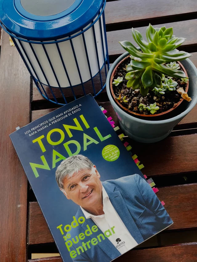 “Hemos conseguido creer que tenemos derecho a todo, incluso a no sufrir adversidades.”

Qué fortuna cuando un pódcast, un libro y una serie llegan para recordarte exactamente lo que necesitabas escuchar.

Vivimos en una época muy privilegiada. Amo poder aprender desde tantos lugares y en tantos formatos. Me encanta cuestionarme y descubrir nuevas formas de mirar el mundo.

Siempre me han gustado los deportes. Soy muy motriz. Aunque tenga un cuerpo gordito, poca gente imagina lo activa que soy. Hago deporte desde los cinco años y, con el tiempo, entendí que el deporte no solo se practica: también se estudia, se lee y se reflexiona.

Hace unos meses escuché un pódcast con Toni Nadal. Lo conocía muy por encima: sabía que era el tío de Rafa Nadal y que había sido su entrenador. Pero, mientras lo escuchaba hablar sobre el entrenamiento, la educación y la vida, no podía dejar de pensar en mi papá. Su manera de entender el esfuerzo y la responsabilidad me recordó muchísimo a la educación que recibí.

Obviamente, terminé comprando su libro, Todo se puede entrenar. Después vi la serie sobre Rafa Nadal y entendí todavía mejor la influencia que Toni tuvo en su carrera.

Leí este libro en uno de esos momentos en los que andaba volando muy bajito. Y fue como recibir una buena dosis de adrenalina… y también una buena patada en el trasero. 🤭

Me recordó que la adversidad no es un error del camino, sino parte del viaje. No es un libro de optimismo ingenuo; para mí fue una dosis de realidad. Muchas veces sentía que era la voz de mi papá hablándome a través de las palabras de Toni.

La serie también me dejó una reflexión: Rafa quizá no habría llegado tan lejos sin Toni, pero Toni tampoco habría sido el mismo sin Rafa. Hay encuentros que cambian vidas.

Amé este libro. Además de hacerme reflexionar, me dejó con unas ganas enormes de volver a la filosofía. Porque, si algo admiro de Toni Nadal, es su capacidad para ir mucho más allá del deporte.

La vida no va de acumular éxitos. Va de vivir en paz con el precio que decidimos pagar por aquello que amamos.

Si tienen alguna recomendación lectora, compartan 😘

#alto_voltaje_emocional #toninadal #alienta #rafanadal