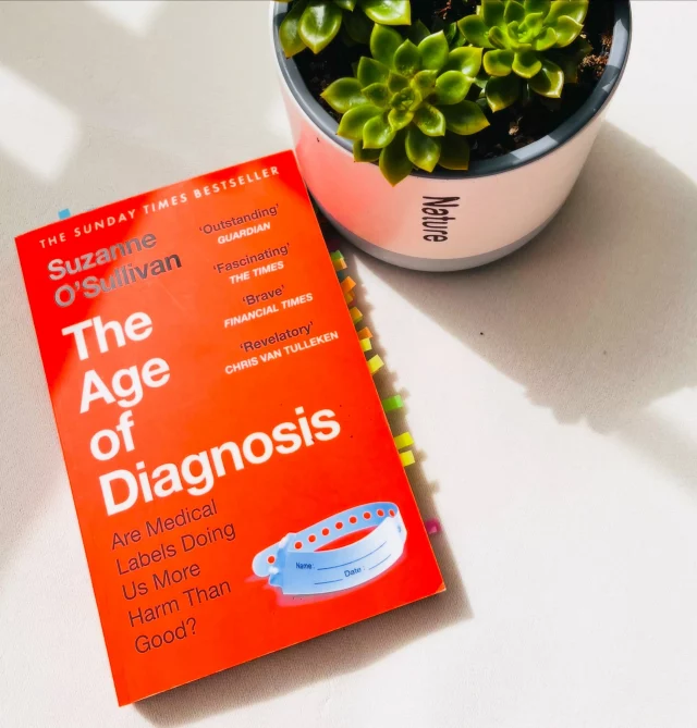 ¿Y si el diagnóstico no fuera el final de la conversación, sino el principio? 📚🧠

Disfruté mucho este libro: The Age of Diagnosis, de Suzanne O’Sullivan, y creo que lo que más disfruté fue todo lo que me hizo reflexionar.

Vivimos rodeados de diagnósticos. Algunos llegan para aliviar, explicar y ayudarnos a entendernos. Y qué fortuna que existan.

Pero este libro plantea una pregunta incómoda: ¿qué pasa cuando una etiqueta empieza a definir quiénes somos?
Habla del cáncer, del long COVID, del TDAH, del autismo y de muchas otras condiciones y/o enfermedades. No para negar los diagnósticos, sino para reflexionar sobre cómo convivimos con ellos y hasta qué punto les damos el control de nuestra historia.

Eso fue lo que más me movió.

En los últimos años yo también he recibido varias etiquetas: algunas llegaron con la perimenopausia y otras pusieron nombre a cosas que siempre habían formado parte de mí.

Y este libro me hizo preguntarme algo que todavía sigo digiriendo: ¿cuánto me han ayudado esos diagnósticos... y cuánto he permitido que condicionen la forma en que me veo?

No tengo una respuesta definitiva.

Lo único que sé es que quiero seguir conociéndome, pero sin dejar que ninguna etiqueta limite todo lo que puedo llegar a ser.

Los diagnósticos pueden abrir puertas. Lo importante es recordar que ningún diagnóstico puede contar toda nuestra historia.

Si les interesan los libros que cuestionan nuestras certezas y nos obligan a pensar, este lo recomiendo muchísimo.

Y, por favor, si tienen alguna recomendación lectora, ya saben que siempre la recibo feliz. 🤓📚
.
.
#alto_voltaje_emocional #suzanneosullivan #bookstagram #recomiendoleer #libros