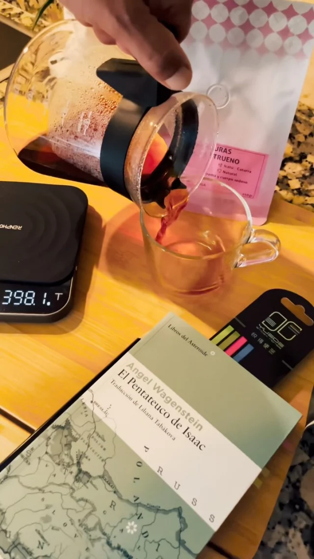 Mi ritual mañanero favorito. ☕📚

Hoy la taza vino desde Honduras: un café de especialidad con notas de cacao dulce y un cuerpo sedoso, preparado con nuestra Origami.

Después… un buen libro.

Hay placeres que parecen pequeños, pero tienen el poder de cambiar por completo el inicio del día.
.
.
.

#alto_voltaje_emocional #coffelover #blogpersonal #ritual #cuarentona