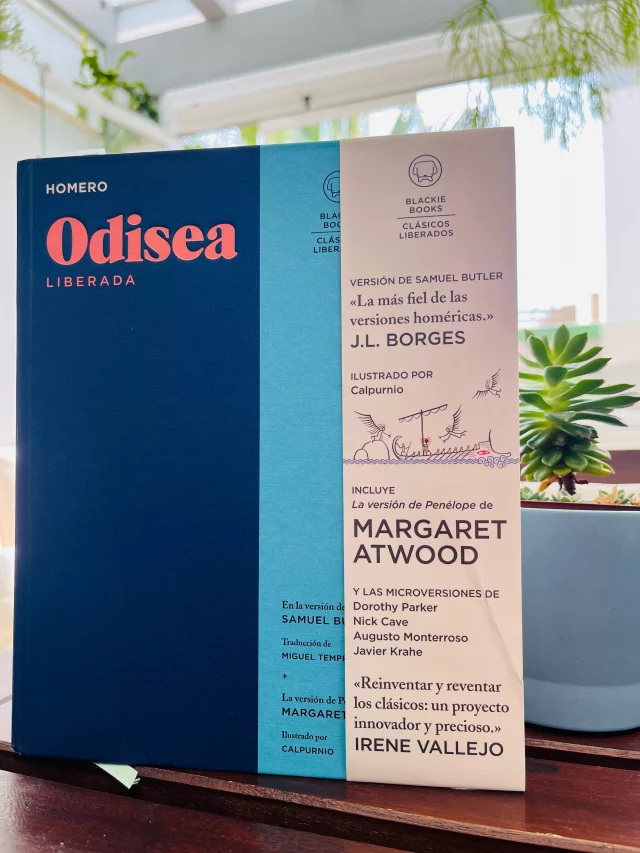 Mi Odisea con La Odisea. 🤍

Durante muchos años pensé que los clásicos no eran para mí.

En la escuela los leía porque tocaba. Era cumplidora, pero no los disfrutaba. Me parecían lejanos y sentía que me estaba perdiendo algo que todo el mundo parecía entender.

Hace ocho años decidí darle una oportunidad a La Odisea y  La Ilíada. La culpa la tuvo un chico en Twitter que cada semana comentaba un canto de la obra. Me uní a ese viaje y, desde entonces, todos los domingos mi humanito y yo leíamos un canto en voz alta.

Qué experiencia.

Con el tiempo llegaron nuevas preguntas y, ya viviendo en España, una editorial que sigo publicó una edición de La Odisea acompañada de un curso para analizarla capítulo a capítulo. No lo dudé.

Y entonces entendí algo.

Los clásicos no suelen ser libros que se leen una sola vez. Son libros a los que uno vuelve porque, aunque las palabras sean las mismas, el lector ya no lo es.

Cada relectura ilumina un personaje distinto, una conversación diferente, una pregunta que antes había pasado desapercibida.

Hoy siento que La Odisea habla mucho menos de un héroe que regresa a casa y mucho más de nosotros.

De nuestros miedos, nuestras tentaciones, nuestras pérdidas, nuestras decisiones y de ese largo viaje que supone intentar volver a quienes somos.

Quizá por eso sigue viva casi tres mil años después.

Porque, de una forma u otra, todos estamos haciendo nuestra propia odisea.

Si todavía no se han animado a leer a Homero, ojalá algún día lo hagan. No hace falta entenderlo todo. Basta con dejarse acompañar por el viaje.

#alto_voltaje_emocional #laodisea #blackiebooks #bookstagram #blogpersonal