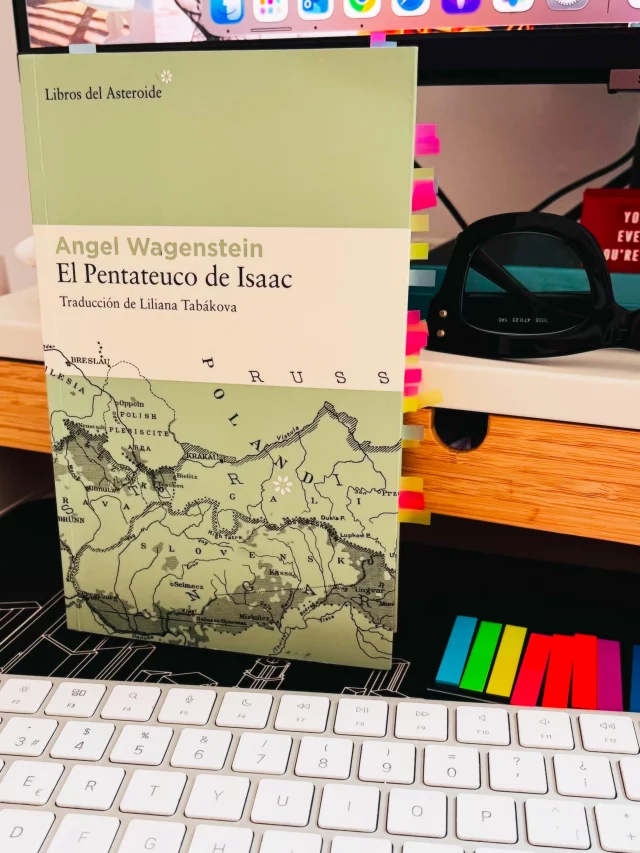 ¿Se puede hablar de una guerra con humor sin faltarle al respeto al dolor?

El Pentateuco de Isaac, de Ángel Wagenstein, demuestra que sí.

Hacía tiempo que un libro no me hacía admirar tanto la capacidad humana de sobrevivir.

Isaac es un sastre judío sefardí. No es un héroe ni un gran personaje histórico. Es un hombre cualquiera que intenta seguir viviendo mientras la Historia se empeña en poner su mundo de cabeza.

Y quizá por eso resulta tan fácil reconocerse en él.

Lo que más me sorprendió fue su forma de contar el horror. Soy de lágrima fácil y, sin embargo, no lloré. No porque la historia no duela, sino porque Wagenstein elige narrarla con una ironía y un humor tan inteligentes que terminas comprendiendo que, muchas veces, reír también ha sido una forma de resistir.

Vivimos tiempos en los que los extremos vuelven a ocupar demasiados espacios. Por eso creo que novelas como esta siguen siendo tan necesarias. No porque expliquen la historia, sino porque nos recuerdan lo frágil que puede llegar a ser la paz cuando olvidamos al otro.

Me quedo con una frase que todavía sigue dando vueltas en mi cabeza:

«...cuanto más fuerte es el golpe, el dolor es menor. Éste nos asalta más tarde, mucho más tarde...»

Si alguna vez quieren leer una novela que les recuerde de lo que es capaz el ser humano —para destruir, pero también para resistir—, háganse el regalo de leer El Pentateuco de Isaac.

Y si tienen alguna recomendación de literatura búlgara o de novelas históricas, los leo.
.
.
.
#alto_voltaje_emocional #librosdelasteroide #bulgaria #libros #angelwagenstein