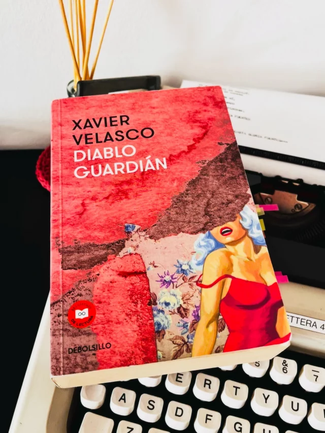 Hay personajes que no piden permiso para existir.

Para mí, Violeta, la protagonista de Diablo Guardián, es uno de ellos.

Esta es la tercera vez que leo esta novela y, hasta ahora, entendí por qué me fascina tanto.

No porque sea una buena persona.

Ni porque quiera parecerlo.

Me fascina porque ES.

Vive bajo sus propias reglas, toma decisiones terribles, se equivoca, manipula, ama, rompe, se rompe... y paga el precio de todo ello. No busca dar lástima ni convertirse en heroína. Simplemente vive con una intensidad que incomoda.

Y creo que ahí está la grandeza del personaje.

Mientras la lees, la juzgas.

Cinco páginas después la entiendes.

Y, unas páginas más adelante, vuelves a juzgarla.

Pocas novelas consiguen que un personaje femenino genere tantas contradicciones.

Pero Diablo Guardián no es solo Violeta.

También está Pig, su contrapunto silencioso, más contenido, más observador, que nos recuerda que esta historia no se sostiene únicamente en el exceso, sino también en lo que calla, en lo que mira desde la orilla mientras todo arde.

Entre ambos se construye una tensión que hace que la novela respire de una forma muy particular: exceso y contención, impulso y pausa, ruido y silencio.

Además, Xavier Velasco escribe con una voz que parece no pedir permiso. Su prosa tiene ritmo, ironía, humor y una personalidad que hace que cada página avance como un torbellino.

Y, de fondo, un retrato del México de los noventa que, como mexicana, sigo reconociendo en muchos rincones.

Volví a leer Diablo Guardián porque organicé un pequeño club de lectura con algunos de mis humanitos favoritos.

Y confirmé algo que cada vez disfruto más:

Los buenos libros cambian cuando los releemos, porque quienes cambiamos somos nosotros.

Si buscan una novela que los sacuda, los haga reír, los incomode y les presente a dos de los personajes más memorables de la literatura mexicana contemporánea, aquí tienen una gran opción.

Y ustedes... ¿qué personaje literario no han podido sacar de su cabeza?
.
.
#alto_voltaje_emocional #alfaguara #diabloguardian #xaviervelasco #mexico