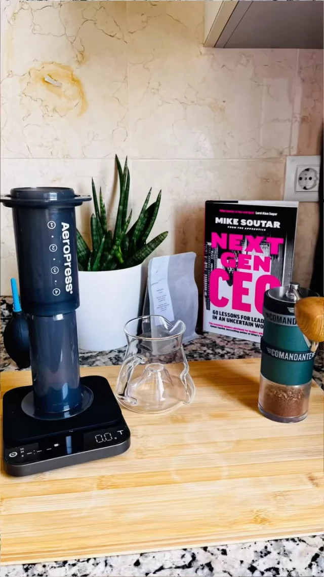 ☕️📚 La combinación perfecta para una mañana de lectura:

Hoy toca café de variedad Liberica, directo desde Malasia, preparado en AeroPress, y mi dosis de cafeína para terminar Next Gen CEO, de Mike Soutar.

Cafelito + librito = mi tipo de productividad. 🤭

Ahora sí… que alguien me quite el móvil y me deje leer. 📚☕️
.
.

#alto_voltaje_emocional #coffelover #libros #blogpersonal #aeropress