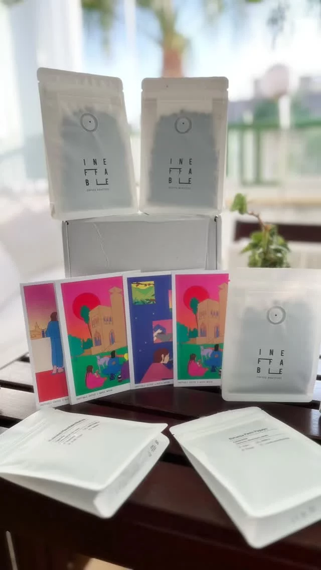 Unboxing favorito: café ☕️📦🤭

Me hacen feliz los paquetes, sobre todo si traen libros o café. 😌📚☕️

Este mes nos fuimos de viaje cafetero sin salir de casa: elegimos un pack de 7 cafés de especialidad de distintos países y variedades de Ineffable, tostador sevillano que ya conocíamos gracias a una personita que nos regaló una bolsita y nos dejó enganchados.

Me encantó que cada café venga con su tarjeta, con toda la información para conocer mejor lo que estamos a punto de preparar.

Porque sí: el café se toma… pero también se puede conocer, explorar y disfrutar.

Ahora viene la parte difícil: decidir cuál abrimos primero. 😏☕️

Ya les contaré qué tal nos quedan.
.
.
#alto_voltaje_emocional #coffelovers #ineffable #blogpersonal #cafédeespecialidad