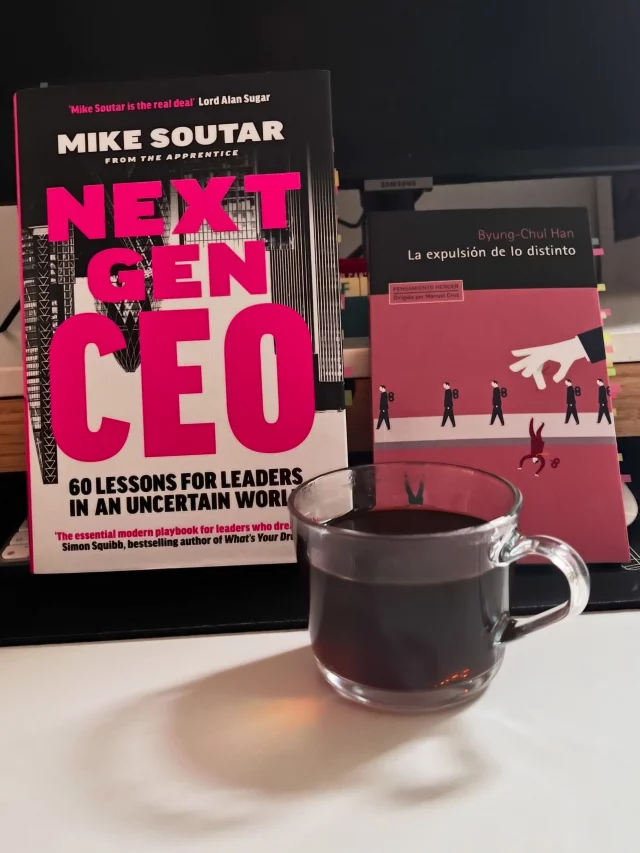 ¿Y si un libro de negocios necesitara un poquito de filosofía para no volverse demasiado robótico? 📚☕️

Hice un experimento lector: leer al mismo tiempo Next Gen CEO, de Mike Soutar, y La expulsión de lo distinto, de Byung-Chul Han.

Y qué buen maridaje.

Next Gen CEO me dio ideas, herramientas y varias notas que quiero llevar a mi trabajo. Habla de cinco dimensiones del liderazgo: autoliderazgo, personas, organización, mercado y posicionamiento como referente.

Pero después abría a Byung-Chul Han y… cambio de velocidad. 🫠

Me hizo cuestionar algo que damos por hecho: nuestra obsesión por la homogeneidad.

Todos queremos ser «auténticos», pero terminamos pareciéndonos muchísimo. Consumimos lo mismo, buscamos experiencias similares, seguimos las mismas tendencias y hasta la diferencia parece haberse convertido en un producto.

¿Y qué pasa con las empresas?

También buscamos consumidores, empleados y equipos que encajen.

Y aquí estos dos libros se pusieron a conversar en mi cabeza:
uno me invita a actuar; el otro, a cuestionar desde dónde estoy actuando.

Creo que necesitamos ambos.

Más liderazgo, sí.
Pero también más filosofía.

Porque quizá liderar no consiste solamente en saber qué hacer, sino en aprender a convivir con lo diferente, lo impredecible y aquello que no podemos controlar.

Y sobre todo:
qué bien estaría que no nos vendieran una falsa autenticidad… y que nosotros tampoco nos la vendiéramos.

¿Con qué dos libros harías tú un maridaje lector? 📚
.
.
#alto_voltaje_emocional #byungchulhan #libros #bookstagramespaña #recomiendoleer