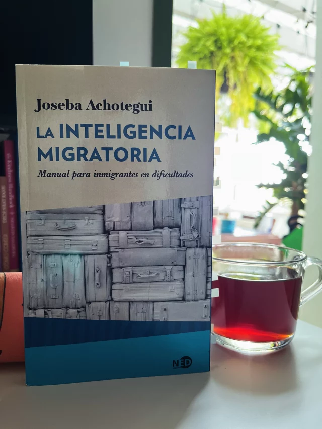 Hay cosas que solo entiendes cuando te toca ser “el extranjero”.

Hace ocho años salí de mi país y, desde entonces, cada agosto mi cuerpo organiza una auditoría migratoria. 😂

Al principio fue extrañar; después, frustración, enojo y nostalgia. Hoy intento entender algo más complejo: cómo habitar el limbo.

Este mes leí La inteligencia migratoria, de Joseba Achotegui. No me cambió la vida —hubo partes en las que me perdí—, pero sí logró ponerle nombre a sentimientos que llevaba años cargando.

Migrar no es solo cambiar de país. También es preguntarte quién eres cuando ya no te sientes completamente de donde vienes ni del lugar al que llegaste.

Con el tiempo he cambiado cosas para adaptarme: mi forma de vestir, de hablar y hasta la manera de mostrar mi mexicanidad. Lo curioso es que ahora vuelvo a México y tampoco me siento completamente de ahí.

Si no fuera porque todavía muevo el dedito para decir que sí, igual ya ni pruebas tendría. 😂🇲🇽 Aunque, con esta cara y este cuerpo, la verdad es que ocultar mi mexicanidad tampoco es una opción. 😂

Mi proceso ha sido privilegiado, pero eso no significa que haya sido sencillo. Hemos cumplido trámites, pagado impuestos, aprendido de otras culturas e intentado integrarnos.

Y aun así, una señora en El Corte Inglés nos dijo que era “horroroso” que los latinos estuviéramos “invadiendo” el lugar.

Yo, por supuesto, seguí comprando. Jiji. 😂

Hoy no quiero conquistar ningún país. Solo quiero un pedacito de tierra donde pueda vivir en paz.

Y me quedo con esta reflexión:

Nunca sabemos cuándo nos tocará ser “el extranjero”. Así que quizá deberíamos preguntarnos cómo nos gustaría ser tratados si algún día estamos del otro lado.

Porque todos somos extranjeros en algún lugar.

Y todos estamos intentando encontrar dónde echar raíces. 
.
.
#alto_voltaje_emocional #cuarentona #blogpersonal #migracion #libros