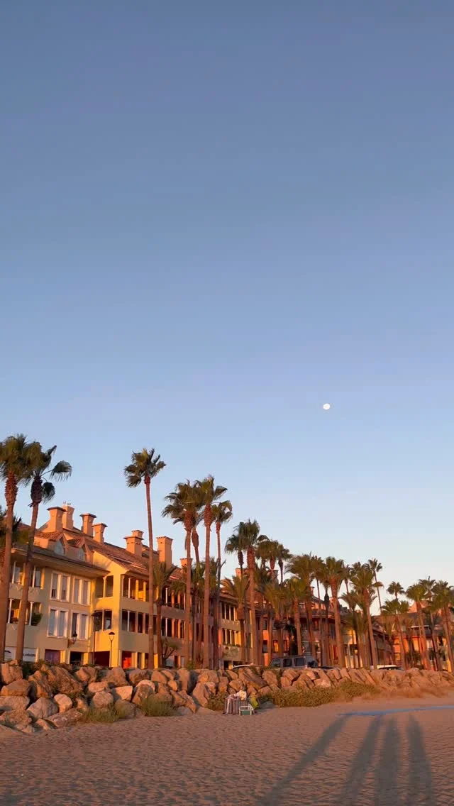 Agosto se despide así: con un amanecer precioso y la luna de chismosilla que todavía no se quiere ir. 😂🌙. 

#alto_voltaje_emocional #blogpersonal #ritual #españa