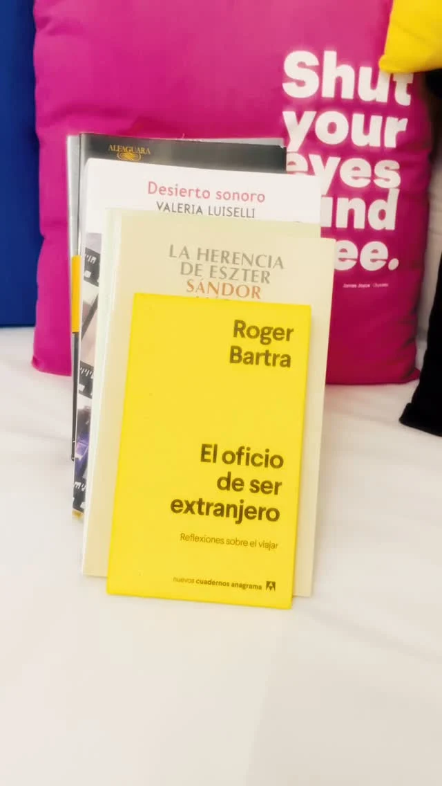 📚 Aquí están las inversiones de agosto. 💸🤑

Este mes hubo más novela: un poquito de drama, otro poquito para relajarnos y varios escritores que ya me tenían con ganas de conocerlos. También se colaron ensayos y cuentos, porque una invierte diversificando el portafolio. Jiji. 😂

Pero lo que más disfruté de estas inversiones fue que la mayoría son de segunda mano.

Y qué experiencia tan chula: conocer a las personas que los habían tenido antes, recibir recomendaciones y descubrir que, en algunos casos, hasta fueron más amables y rápidos que muchas librerías. 😂

Yo sigo amando las librerías con todo mi corazón, pero estas compras me están enseñando algo: un libro también puede traer consigo una pequeña historia antes de llegar a tus manos.

Ahora solo falta lo más importante: leerlos.

Ya están formaditos en la fila de próximas lecturas… y ellos, muy tranquilos. Yo soy la que tiene una lista interminable. 😂📚
.
.

#alto_voltaje_emocional #librossegundamano #booklover #bookstagram #recomiendoleer