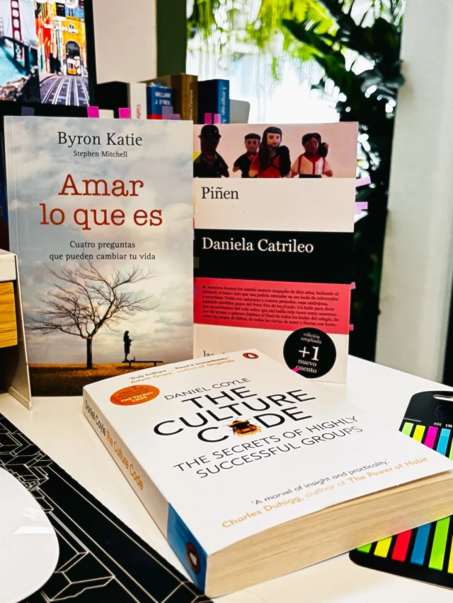 Este maridaje estuvo rete deli: como buen platillo mexicano, con un poquito de todo. 😂📚

Esta vez se juntaron tres compis muy distintos y, curiosamente, hicieron un equipo perfecto:

📘 The Culture Code de Daniel Coyle. Un libro de liderazgo que me recordó algo que a veces olvidamos en el mundo laboral: los equipos no se construyen solo con talento, sino con confianza, conexión y sentido de pertenencia. Llegué a él porque lo estaba leyendo el entonces DT de la Selección Mexicana durante el Mundial y, pues, me dio curiosidad. Jiji. Buen descubrimiento.

📗 Amar lo que es, de Byron Katie. Una de esas lecturas que llegan justo cuando tienen que llegar. Me ayudó a observar esos bucles mentales en los que luego me meto y a cuestionar algunas de las historias que me cuento. Me lo regaló una humanita a la que amo conocer y con quien amo coincidir en esta vida. 🤍 Llegó como regalo en enero y esperó pacientemente hasta agosto. A veces los libros también saben cuándo es su momento.

📕 Piñén, de Daniela Catrileo. Cuatro cuentos que llegaron a sacudirme con una escritura intensa y muy lúcida. Además, descubrí palabras nuevas —empezando por *piñén*— y ya me quedé con ganas de leer más de esta autora chilena.

Tres libros, tres caminos y una misma semana: pensar, cuestionarme y refugiarme.

Y quizá eso es lo que más amo de leer: nunca sabes qué libro va a encontrarte justo cuando más lo necesitas.

Así la vida con mis libros. 🤍📚
.
.

#alto_voltaje_emocional #libros #blogpersonal #cuarentona #recomiendoleer