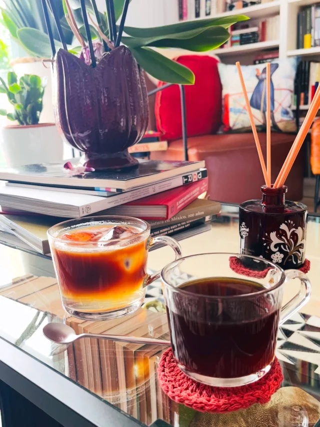 ¡Hola, septiembre! Con S de Soltar. 🍂

Aquí, rete feliz esperando que bajen las temperaturas… y de paso, mi alto voltaje emocional. 😂

Ya me urge un poquito de fresquito, calma y cafecito para volver a mí después del verano. ☕️🤍

Que septiembre nos encuentre soltando lo que pesa, disfrutando lo que queda y saboreando despacito lo que sí queremos conservar.
.
.
.

#alto_voltaje_emocional #septiembre #blogpersonal #cuarentona #coffelover