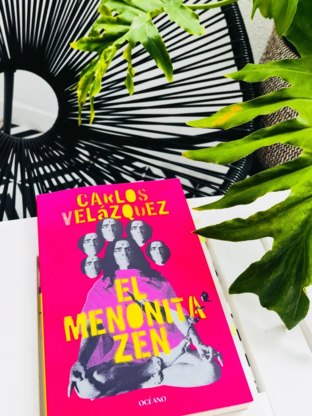 Hay libros que te gustan. Y hay otros que te hacen salir a caminar con el cerebro haciendo fiesta. 🤯📚

El menonita zen, de Carlos Velázquez, está para chuparse los dedos.

Después de que El pericazo Sarniento me dejara un poco incómoda y confundida, ahora sí: conecté con el bordado literario de Carlos.

Y vaya que lo disfruté.

Son 7 cuentos bien bien mexas, pero con obsesiones bastante universales. Pensé en elegir mis favoritos, pero está complicado: me gustaron 5 de 7.

Casi un six-seven. 😂

Me enganchó de una manera casi tan adictiva como Carlos con su amante blanca. Tiene ironía, irreverencia, humor negro e irrealidad, todo mezclado con una libertad creativa que me hizo disfrutar muchísimo la lectura.

Y aquí está lo que más agradecí:
este libro no viene a darte lecciones.

No hay moralejas. No hay sermones. No hay que quedar bien con las conversaciones actuales.

Hay historias.

Y qué delicia cuando una puede simplemente sentarse a leer y saborear una buena historia.

Cuando terminé el libro salí a caminar con un extraño estado de felicidad: éxtasis cerebral, palabras nuevas dando vueltas en mi cabeza y frases que seguía acariciando mentalmente.

Eso también es leer.

Encontrarte con una escritura que te recuerda que las palabras todavía pueden sorprenderte.

Y qué gusto.

Después de este librazo confirmé algo que cada vez valoro más: la literatura no siempre tiene que enseñarnos algo. A veces basta con que nos haga disfrutar más la vida.

Este sí se queda en mis recomendados. 🫰🏽
.
.

#alto_voltaje_emocional #oceano #elmenonitazen #libros #méxico