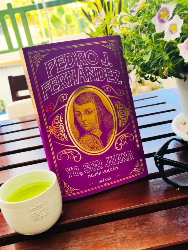 Hay personajes históricos que creemos conocer porque aprendimos su nombre en la escuela. Y luego volvemos a encontrarlos años después y pensamos: ¿cómo no me contaron todo esto? 😡🤯😂

Eso me pasó con Sor Juana Inés de la Cruz: lectora voraz, escritora, pensadora y una mujer volcán en una época que no estaba hecha para que una mujer hiciera todo eso.

Después de leer Yo, Sor Juana, de Pedro J. Fernández, me quedé fascinada y con una pregunta: ¿qué pasa cuando convertimos a nuestros personajes históricos en productos antes de conocer su obra?

Pienso en Frida Kahlo: su imagen está por todas partes, pero ¿cuánto conocemos realmente de su arte y pensamiento?

Con Sor Juana quisiera hacer lo contrario: que su historia sea la puerta de entrada para leerla, cuestionarla y descubrir todo lo que todavía tiene que decirnos.

Este libro me dejó con ganas de investigar más y, sí, también me sacó unas lagrimitas. Mi alto voltaje emocional anda trabajando horas extra. 😂⚡️

Porque no quiero quedarme con la imagen de las personas que admiro. Quiero ir a sus obras.

Yo, Sor Juana es una gran puerta de entrada para acercarse a esta mujer volcán.

¿A qué personaje histórico creen que conocemos más por su imagen que por su obra?
.
.
.
#alto_voltaje_emocional #sorjuana #pedrojfernández #oceano #mexico