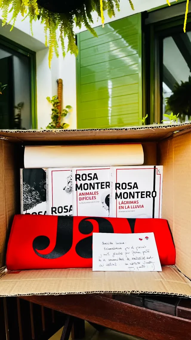 Llámenme presumida, no me importa. 😂 Porque esto sí se presume.

Miren nada más el regalazo que me llegó de mi sorteo del JA Festival: 4 libros de Rosa Montero, el póster del festival y una bolsa tote que está de verdad MUY chula. 

Mi corazón está rete sonriente. 🥹🫶🏽

Mil, mil gracias, JA Festival. Qué ilusión recibir algo tan chulo y, además, tan enriquecedor.

Y lo mejor de todo: ¡ya falta menos para mi festival favorito! 🎉

Ayer salió el programa y yo ya estoy lista. 😂📚

Allá nos vemos. 💃🏽
.
.
.
#alto_voltaje_emocional #jafestival2026 #bilbao #blogpersonal