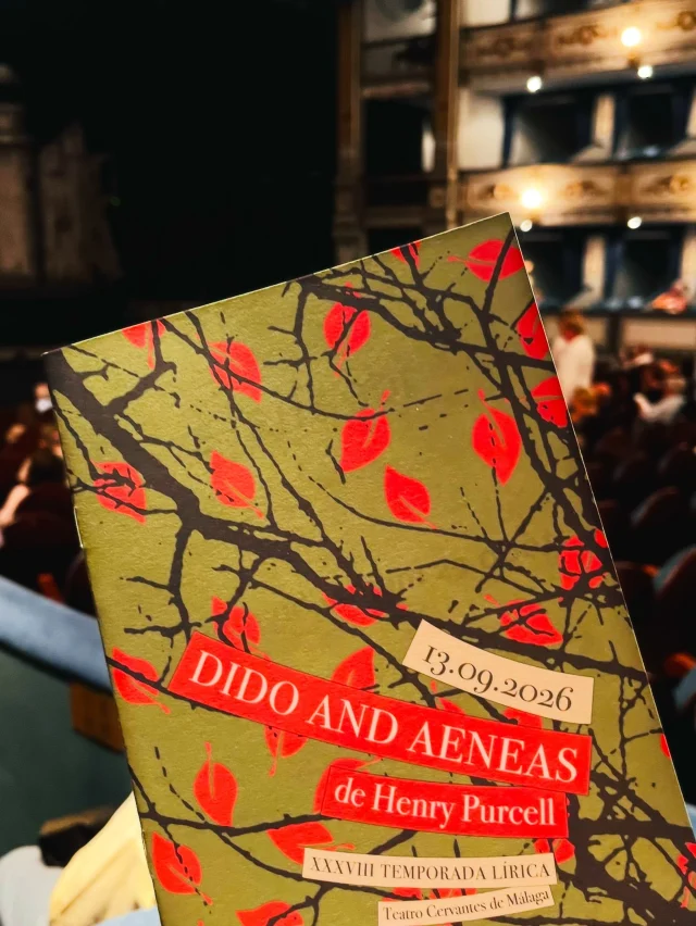 Confieso algo: a veces una va a la ópera sin saber muy bien qué esperar… y termina preguntándose por qué no va más seguido. 😂🎶

Eso me pasó con Dido y Eneas, de Henry Purcell, en el Teatro Cervantes de Málaga.

Y qué experiencia.

Siempre me ha gustado pensar que la cultura no debería hacernos sentir que tenemos que saber mucho para disfrutarla. La ópera puede parecer lejana, solemne o incluso intimidante, pero cuando una se sienta y se deja llevar, puede ser tremendamente humana.

Aquí había música, voces, poesía, diálogos, movimiento, escenografía, vestuario… y una coordinación impresionante. Todo sucediendo al mismo tiempo y, aun así, formando una sola historia.

Y qué historia.

Amor, deseo, poder, miedo, abandono, pérdida… esos pequeños problemillas que, al parecer, los humanitos llevamos siglos sin resolver. 😂

Lo que más me gustó fue precisamente eso: descubrir que detrás de una obra escrita hace más de 300 años seguimos encontrando emociones perfectamente reconocibles.

Y esta versión tenía, además, un elenco vocal exclusivamente femenino, un guiño a los orígenes de la obra, que fue representada en un internado para señoritas.

Salí pensando que quizá ese es uno de los grandes regalos de la ópera: no necesitas entenderlo todo para dejarte atravesar por algo.

A veces basta con escuchar.

Y sentir.

Y dejar que una historia de hace siglos te recuerde que, en algunas cosas, seguimos siendo exactamente los mismos.

Yo, por lo pronto, ya quiero repetir. 🎭🫰🏽
.
.

#alto_voltaje_emocional #teatrocervantesmalaga #málaga #opera #didoyeneasopera