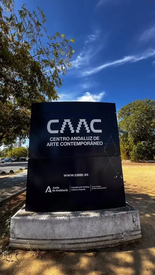 Creo que encontré mi lugar favorito en Sevilla.

El Centro Andaluz de Arte Contemporáneo está en la antigua Cartuja de Santa María de las Cuevas, un lugar con siglos de historia que ha sido monasterio, fábrica de cerámica y hoy es uno de los espacios de arte contemporáneo de Sevilla.

Fui un día en el que, afortunadamente, parecía que el museo era solo mío. 😂 Pude recorrer las exposiciones, perderme entre los jardines, mirar la arquitectura y disfrutar de esa mezcla tan bonita entre historia y arte contemporáneo.

Amé caminar despacito, descubrir rincones, ver la exposición y, sobre todo, disfrutar de ese silencio que en Sevilla se siente como un pequeño lujo.
Hay lugares que visitas y ya.

Y hay lugares que, sin saber muy bien por qué, te hacen querer volver.

Este es definitivamente de los segundos. 🤍

📍 Centro Andaluz de Arte Contemporáneo · Sevilla
.
.

#alto_voltaje_emocional #sevilla #caacsevilla #blogpersonal #arte
