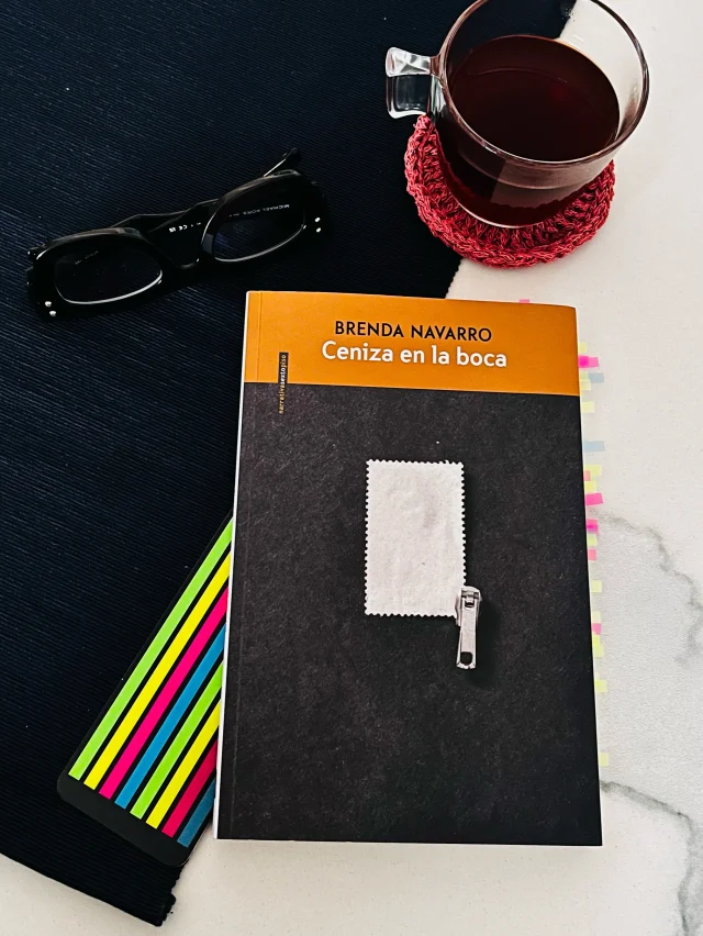 Ya había hilado mis palabras para este libro y, después de lo que ha pasado estos últimos días, pfff, me dio un bajón…

Una de las ventajas de tener un blog personal que casi nadie lee —y menos cuando hablo de libros— es que puedo dejar caer aquí mi verborrea sin autocensura. 😂

Algún día llegarán esos humanitos para quienes escribo. Mientras tanto, yo feliz de tener mi pequeño rincón de libertad.

Bueno, bajándole al dramón… hablemos de Ceniza en la boca, de Brenda Navarro.

Ha sido uno de esos libros que nunca imaginé todo lo que me iba a hablar y a remover. Sentí que cada palabra iba taladrando, poquito a poquito, la cabeza y el corazón.

Obvio lloré harto, harto. 

Para mí, este libro habla de habitar el limbo.
El de perder a alguien.
El de perder las raíces.
El de saber que ya no perteneces del todo a ningún lugar.
El de conocer tu soledad y entender que hay cosas para las que ya no existe el camino de regreso. Pero también el de agradecer profundamente la sonrisa de un extraño, sentir una alegría enorme cuando alguien te incluye y, al mismo tiempo, saber que todo es siempre momentáneo.
Brenda Navarro teje esta tragedia sin victimismos, llena de claroscuros y de esos humanitos contradictorios que somos todos.

Y justo ahí apareció mi conflicto.

Después de lo ocurrido recientemente en torno a su participación en la cancelación de otra escritora en un festival literario, me resultó imposible no pensar en lo que ella plasmó en su libro…

Hay pasajes en los que cuestiona esa postura de ciertos europeos que se presentan como los buenos, los progres, los salvadores del mundo, sin mirar demasiado la historia que llevan detrás.

Y ahora me encontré mirando a la propia autora desde esas mismas contradicciones, siendo ese personaje de su libro…

No comparto la idea de silenciar voces en los espacios literarios. Y eso no cambia que Ceniza en la boca me parezca un libro muy bueno.

Vivimos tiempos en los que es cada vez más valioso aprender a pensar sin convertir todo en blanco o negro.

Y bueno… para eso está este blog que casi nadie lee. 😂

Ya me desahogué.

Ahora sí, a seguirle con esta vida loca, loca, loca. 🫠
.
.
#alto_voltaje_emocional