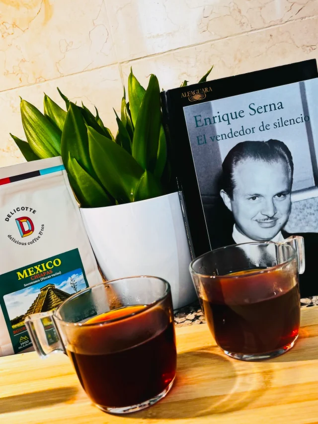 Ahora tocó este maridaje: cafelito mexicano con una lectura muy mexicana. 🇲🇽☕️📚

Este cafelito es de Chiapas, con notas de cereza, frambuesa y chocolate. La verdad: está deli. 🤤

Y esas notas me llevaron directo a ese México que apareció entre las páginas de El vendedor de silencio, de Enrique Serna, donde conocemos la vida de Carlos Denegri, uno de los periodistas más poderosos y polémicos del México del siglo XX.

Pfff… qué personaje.

Me encantaría poder decir que sus malas mañas se quedaron en otra época, pero la verdad es que Denegri refleja muy bien una podredumbre que, con distintas caras, sigue apareciendo en el periodismo y en algunos medios de comunicación.

Y aquí me pasó algo curioso: hay personajes con los que, a pesar de sus claroscuros, termino empatizando, entendiendo sus circunstancias e incluso justificando alguna que otra cosa.

Con Denegri, no.

Y quizá eso fue lo que más me removió.

Porque más allá de su historia, el libro me dejó pensando en cuántas veces la historia se repite, se disfraza, cambia de nombre y vuelve a aparecer.

Terminé con un sabor de boca bastante menos agradable que el del cafelito. 😂

Pero supongo que también para eso sirven algunas lecturas: para mirar de frente lo que preferiríamos no reconocer.

Ay, México…
me dueles harto, harto. 🇲🇽🤍
.
.
.

#alto_voltaje_emocional #libros #méxico #blogpersonal #recomiendoleer