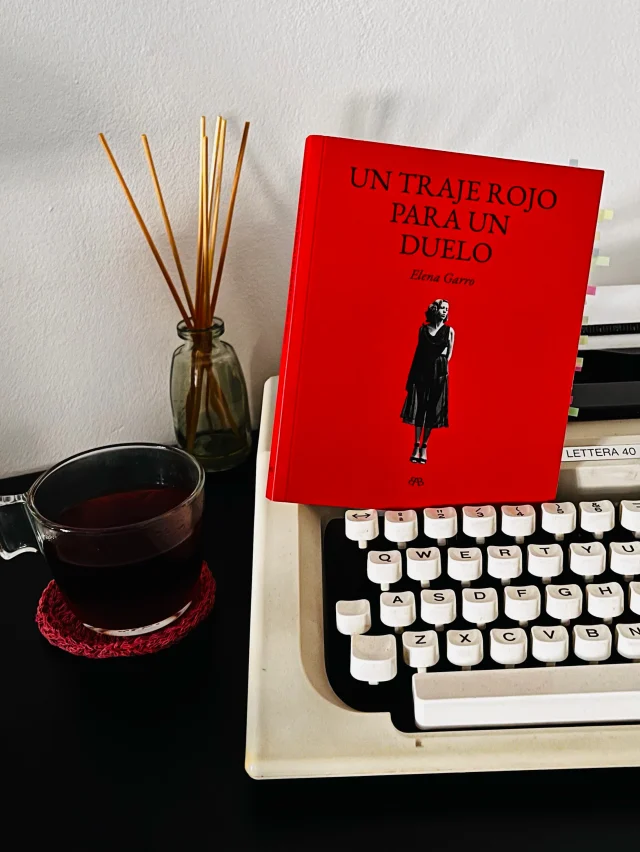 📚 Un traje rojo para un duelo — Elena Garro

Mi mes de lecturas mexas tenía que incluir, sí o sí, a mi escritora mexicana favorita: Elena Garro. ❤️🇲🇽

Un traje rojo para un duelo es una novela cortita, pero harto potente. Intensa, incómoda y, conociendo la historia de Elena, inevitablemente te lleva a pensar en ella, en su vida y en sus propios duelos.

La historia sigue a una hija atrapada en la relación enferma de sus progenitores: el abandono, la angustia y, sobre todo, esa violencia de quien debería estar cuidándote.

Se dice que originalmente estaba planteada como obra de teatro y después fue reescrita. Me gustó, pero no pude evitar preguntarme cuánto de aquella versión original permaneció intacto, especialmente considerando que fue publicada después de la muerte de Garro.

Porque con Elena Garro una siempre termina con más preguntas que respuestas. Y, francamente, qué chulada encontrarse con libros que hacen eso. 🤭📚
.
.
.
#alto_voltaje_emocional #libros #elenagarro #blogpersonal #recomiendoleer