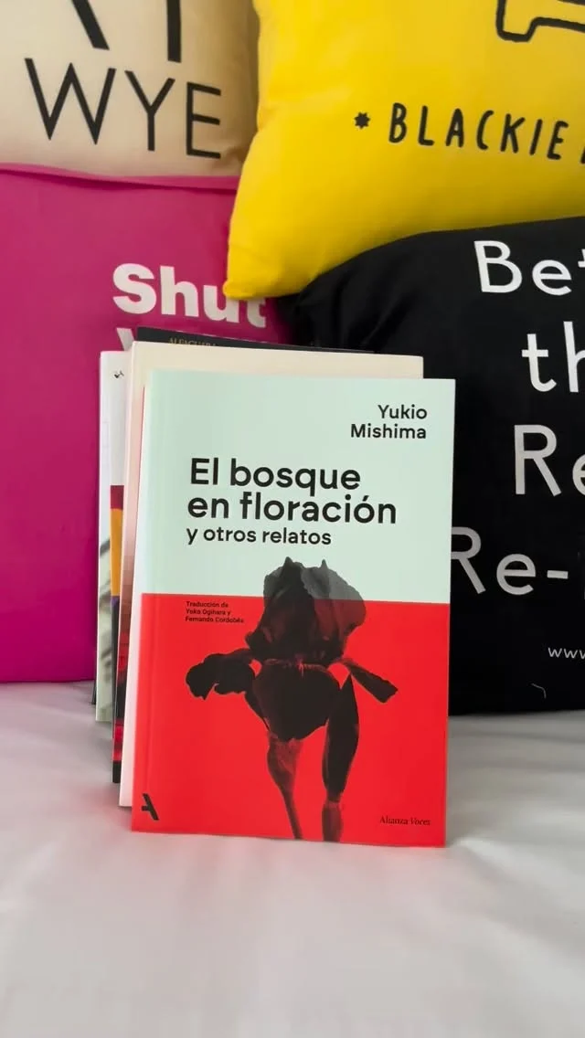 Bueno, este año he sido bastante constante con mis inversiones. 😂📚
Agradecida con el de arriba. 🙏🏽

Este mes invertí en estos libritos y ya quiero leerlos TODOS.

El pequeño detalle es que mi lista de pendientes cada vez está más larga… pero bueno, yo decidí que esta vida la quiero para las cosas que amo.

Y entre ellas, obviamente, está **LEER Y LEER.** 📚🤎

Así que una hace lo que puede por alimentar el cerebro… aunque luego no sepa dónde meter tanto libro. Jiji. 😂
.
.
.

#alto_voltaje_emocional #libros #recomiendoleer #bookstagram