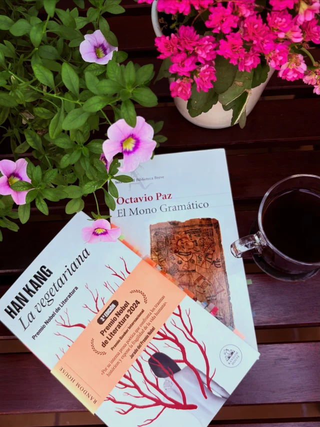 Hay maridajes que son para disfrutar y otros que vienen a sacudirte el cerebro. Este fue de los segundos. 😂📚

Este mes de Nobel lo empecé con dos de mis favoritos: Han Kang y Octavio Paz.

Primero volví a La vegetariana, de Han Kang, que leí hace un par de años y que ya entonces me había dejado bastante removida.

Esta vez volví a encontrarme con una novela que, entre muchas otras cosas, me hizo pensar en algo que me interesa muchísimo: el derecho a decidir sobre nuestro propio cuerpo, nuestra propia vida y hasta nuestra propia muerte.

Y volver a un libro después de unos años tiene algo muy interesante: ya no eres exactamente la misma persona que lo leyó la primera vez.

Me volvió a doler. Me volvió a incomodar. Y también me volvió a sanar.

Definitivamente, uno de mis libros favoritos de esta vida. 🫠

Y para acompañarlo: Octavio Paz y El mono gramático.
Paz no es precisamente de esos autores que una lee mientras hace la lista del súper. 😂

Hay que leerlo despacito, saborear las palabras y aceptar que, de repente, una frase te puede dejar pensando durante tres días.

El mono gramático me parece un ensayo profundamente poético. Y aunque Paz no es para todos, yo disfruto muchísimo ese reto de leerlo, releerlo y tratar de descubrir todo lo que hay detrás de cada línea.

Dos Nobel. Dos libros muy distintos. Y un mismo resultado: cerebro sacudido.

Y mañana sabremos quién se lleva el Nobel de Literatura de este año. 👀🏆

Confieso que es de los pocos premios que todavía me emociona un pelín saber a quién se lo van a dar, así que estaremos pendientes.
.
.
#alto_voltaje_emocional #nobeldeliteratura #hankang #octaviopaz