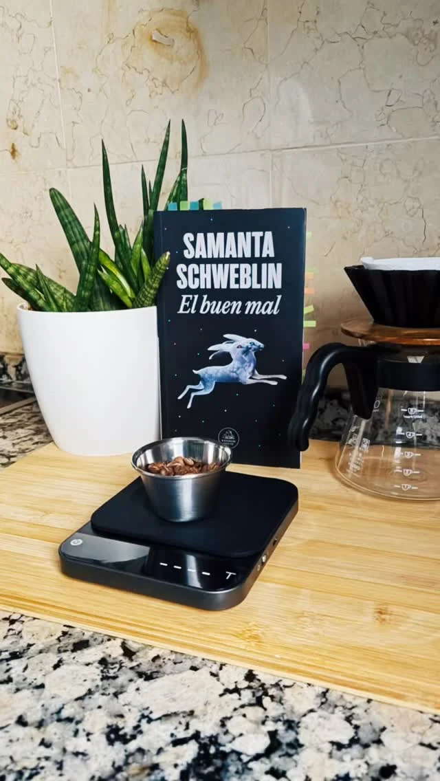 Cafecito filtrado, libro en mano y el mundo en pausa. ☕️📚

Hoy toca seguir con El buen mal, de Samanta Schweblin, un libro de cuentos que promete… 👀

Vamos a ver qué nos depara el cuento de hoy. Porque una nunca sabe si este ratito terminará en paz mental o con el cerebro haciendo horas extra. 😂
.
.
.
#alto_voltaje_emocional #coffelover #libros #rituales