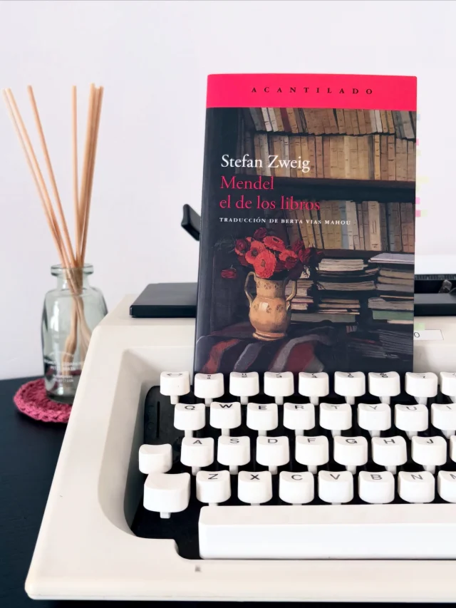 57 páginas. Eso es todo lo que necesitó Stefan Zweig para romperme el corazón. 🫠📚

Stefan Zweig es, sin duda, uno de mis escritores favoritos. Si quieren leer algo elegante, fino y profundamente humano, Zweig está ahí esperando.

Esta vez tocó Mendel, el de los libros.

Un librito de apenas 57 páginas, pero con palabras, personajes y momentos que pesan muchísimo más.

Lo leí antes de dormir.

No sé por qué hago estas cosas. 😂

Lloré. Mucho.

Mendel es un personaje entrañable, pero su historia también es un recordatorio brutal de lo que puede ocurrir cuando la estupidez humana, la intolerancia y el fanatismo toman el control.

Y quizá eso es lo que más me gustó del libro: que no necesita gritar para recordarte algo que deberíamos tener muy presente.

Las grandes tragedias de la historia no están hechas de estadísticas. Están hechas de personas.

Personas con nombres, vidas, libros, recuerdos, sueños… como Mendel.

Me dejó un pinchazo fuerte, sí. Pero también me dejó pensando en lo importante que es no olvidar y, sobre todo, en nuestra responsabilidad de no repetir historias que jamás debieron suceder.

Y todo eso en 57 páginas.

Una joya de libro. 🤍📚

Aunque, Zweig, la próxima vez avisa antes de hacerme llorar justo cuando ya me iba a dormir. 😂
.
.

#alto_voltaje_emocional #stefanzweig #libros #recomiendoleer #booklover